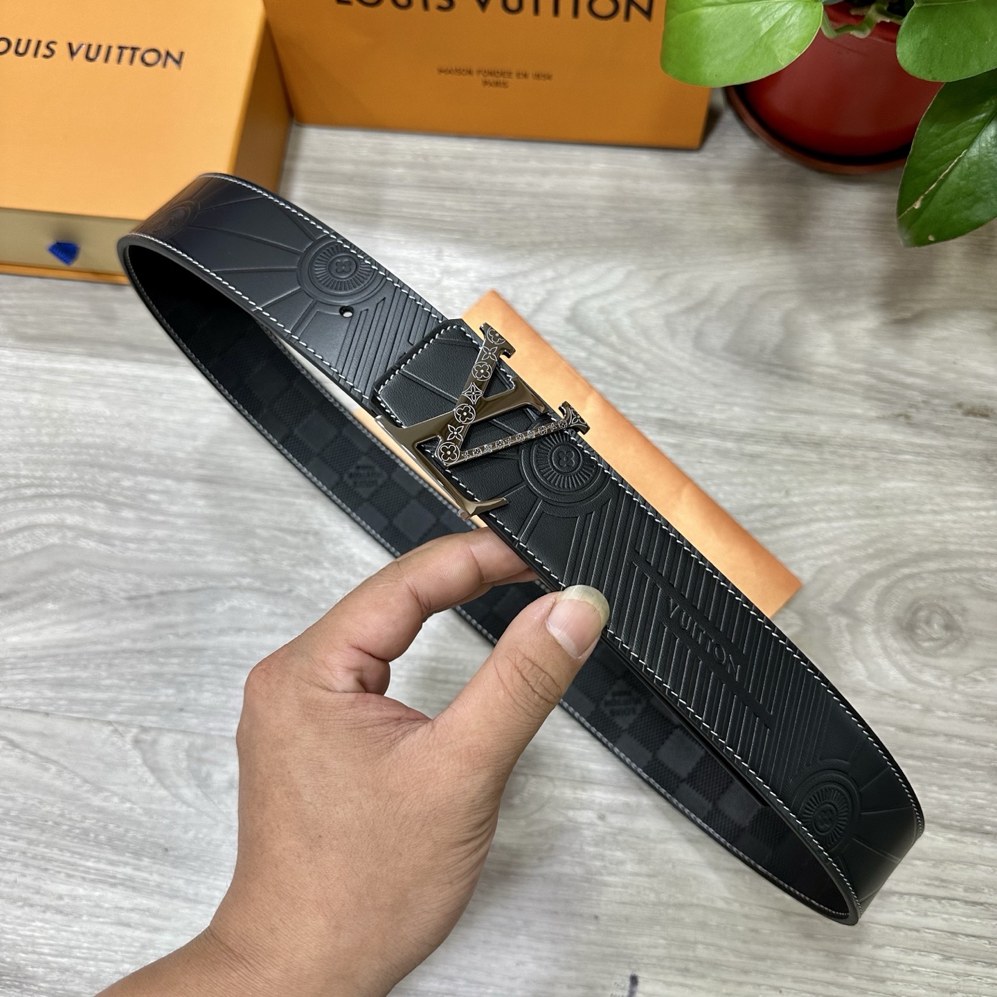 
        LV.路易威登 宽40MM双面原版小牛皮 搭配单钌钯电镀扣 完美的手感.油边 出众的设