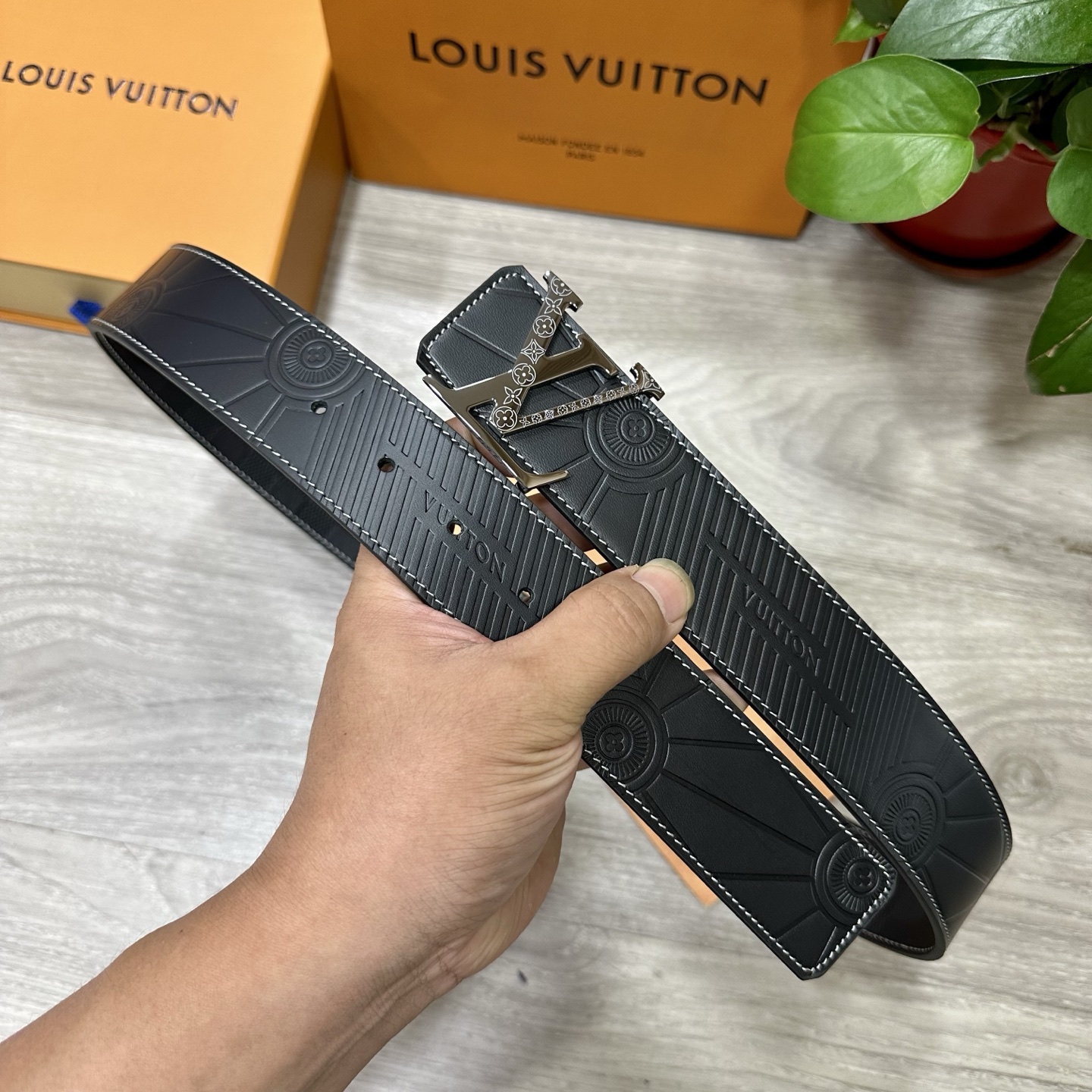 
        LV.路易威登 宽40MM双面原版小牛皮 搭配单钌钯电镀扣 完美的手感.油边 出众的设