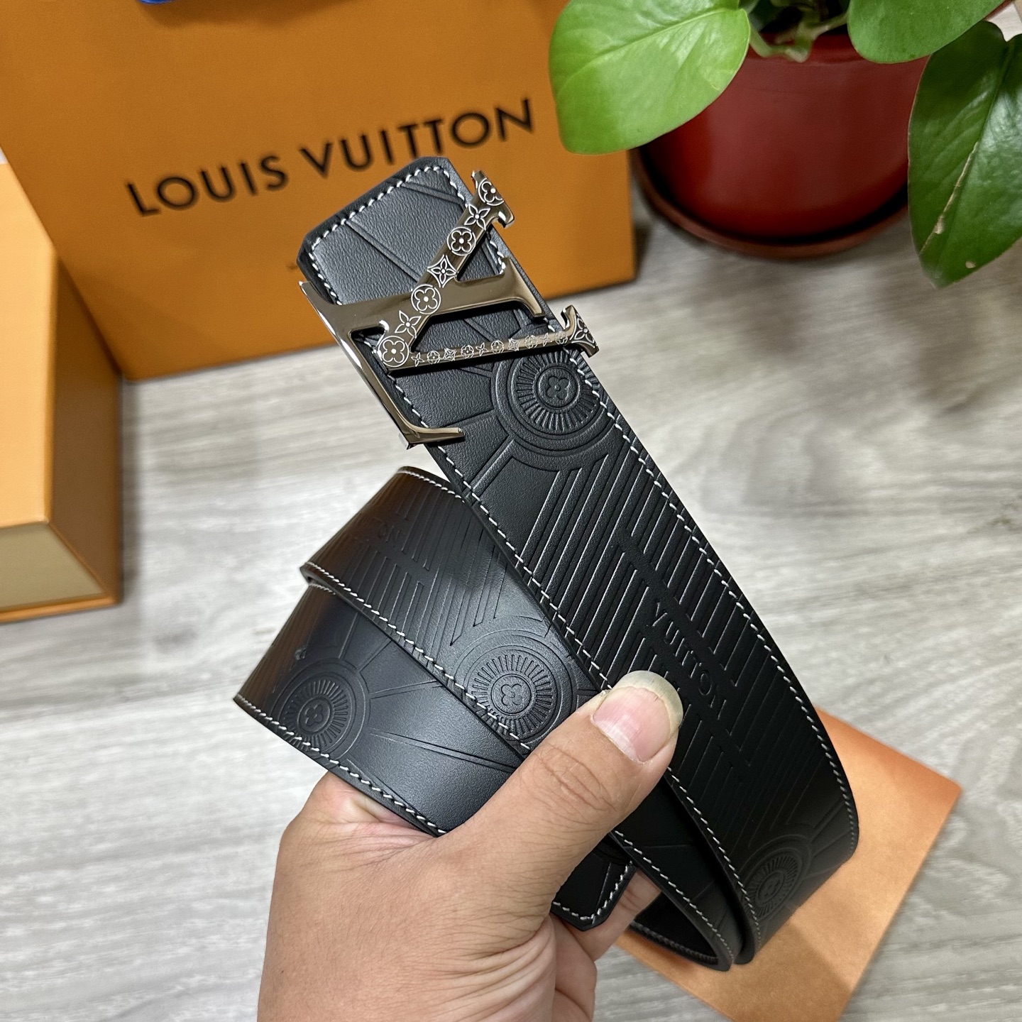 
        LV.路易威登 宽40MM双面原版小牛皮 搭配单钌钯电镀扣 完美的手感.油边 出众的设