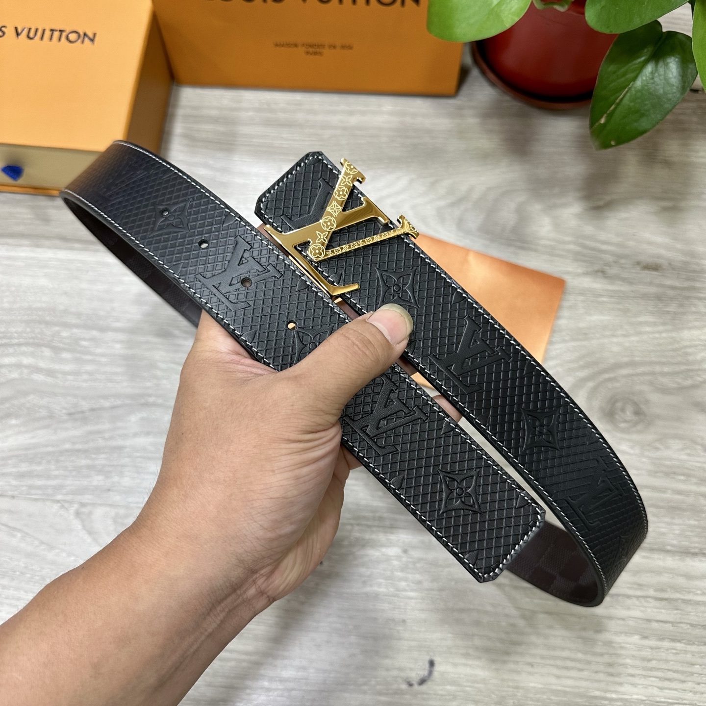 
        LV.路易威登 宽40MM双面原版小牛皮 搭配单钌钯电镀扣 完美的手感.油边 出众的设