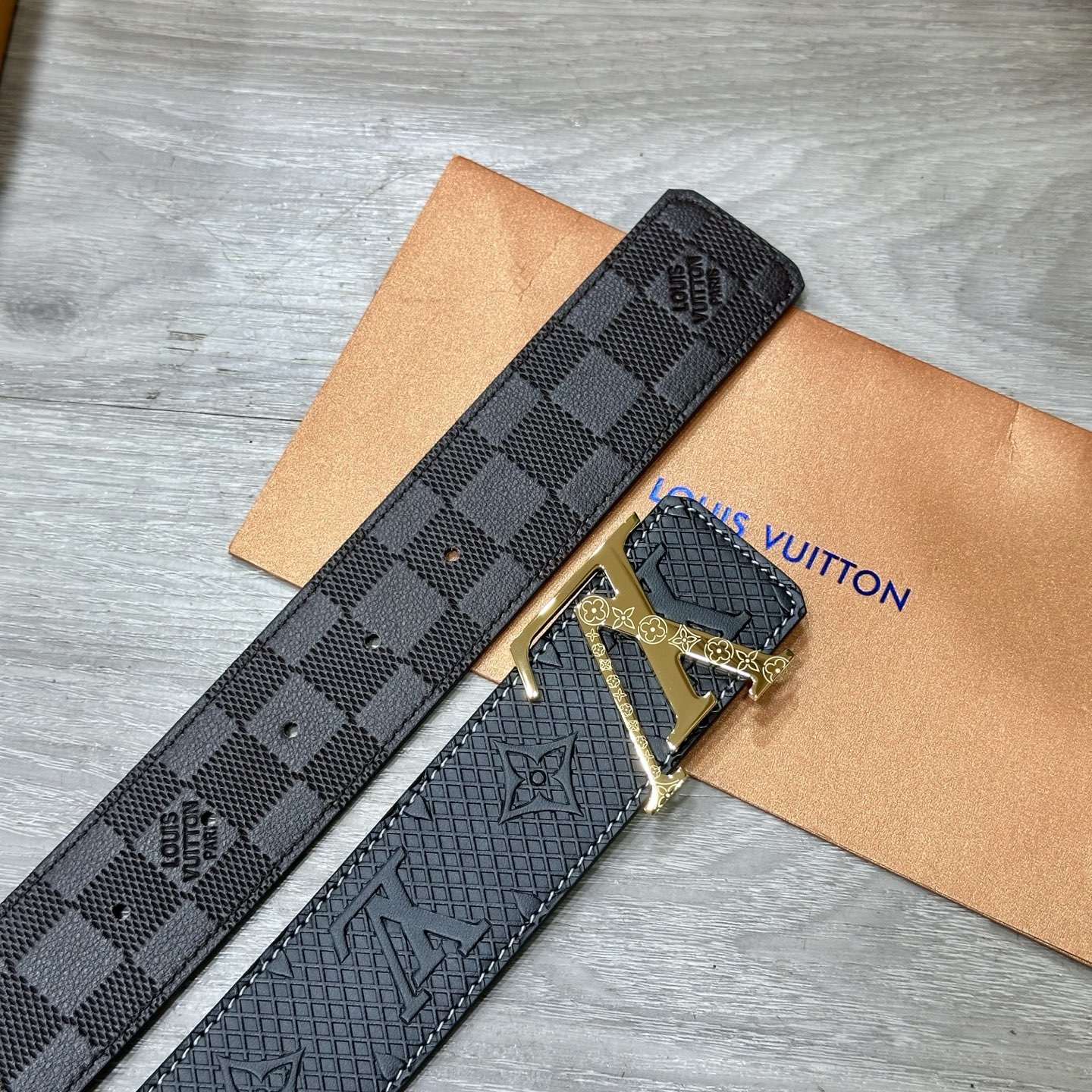 
        LV.路易威登 宽40MM双面原版小牛皮 搭配单钌钯电镀扣 完美的手感.油边 出众的设