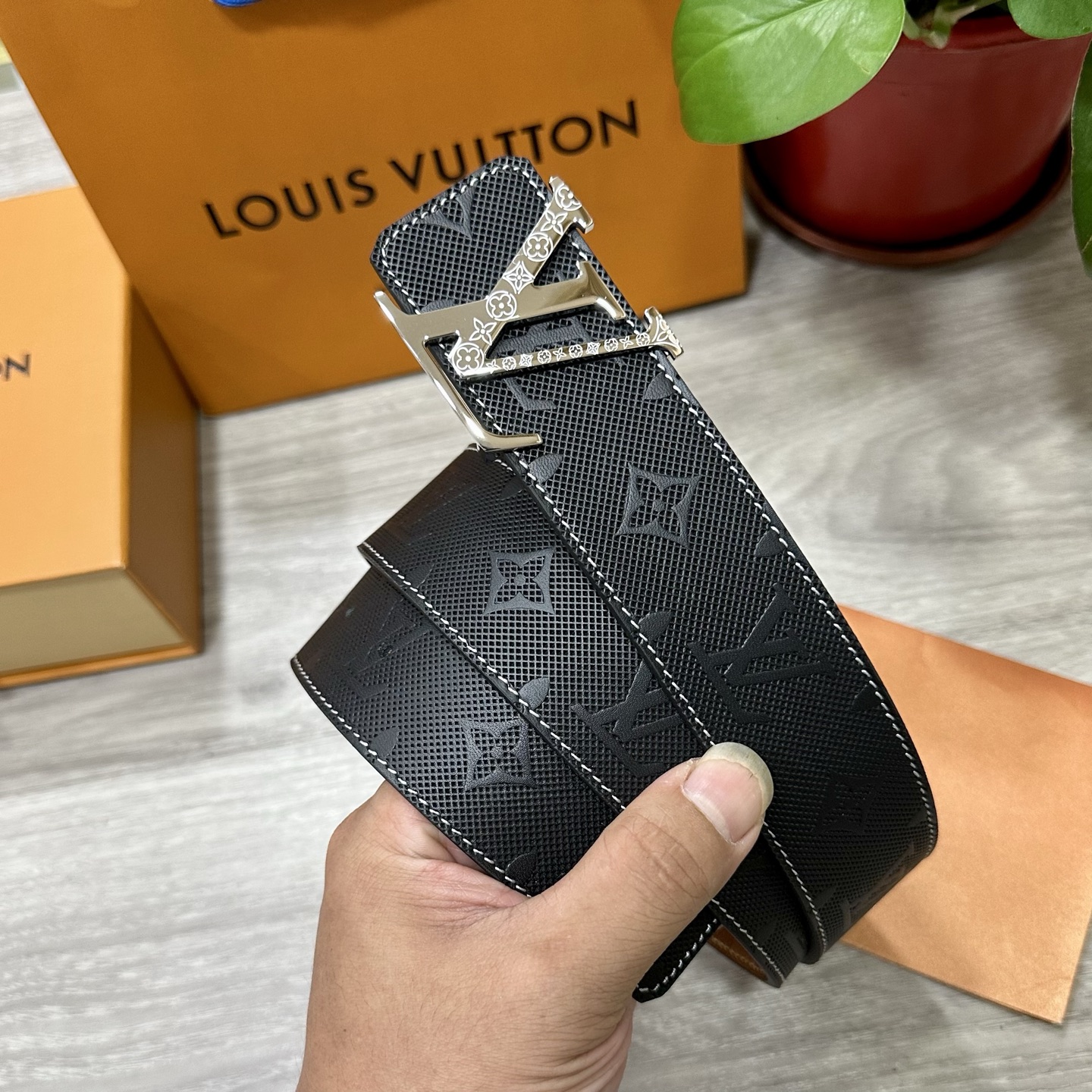 
        LV.路易威登 宽40MM双面原版小牛皮 搭配单钌钯电镀扣 完美的手感.油边 出众的设