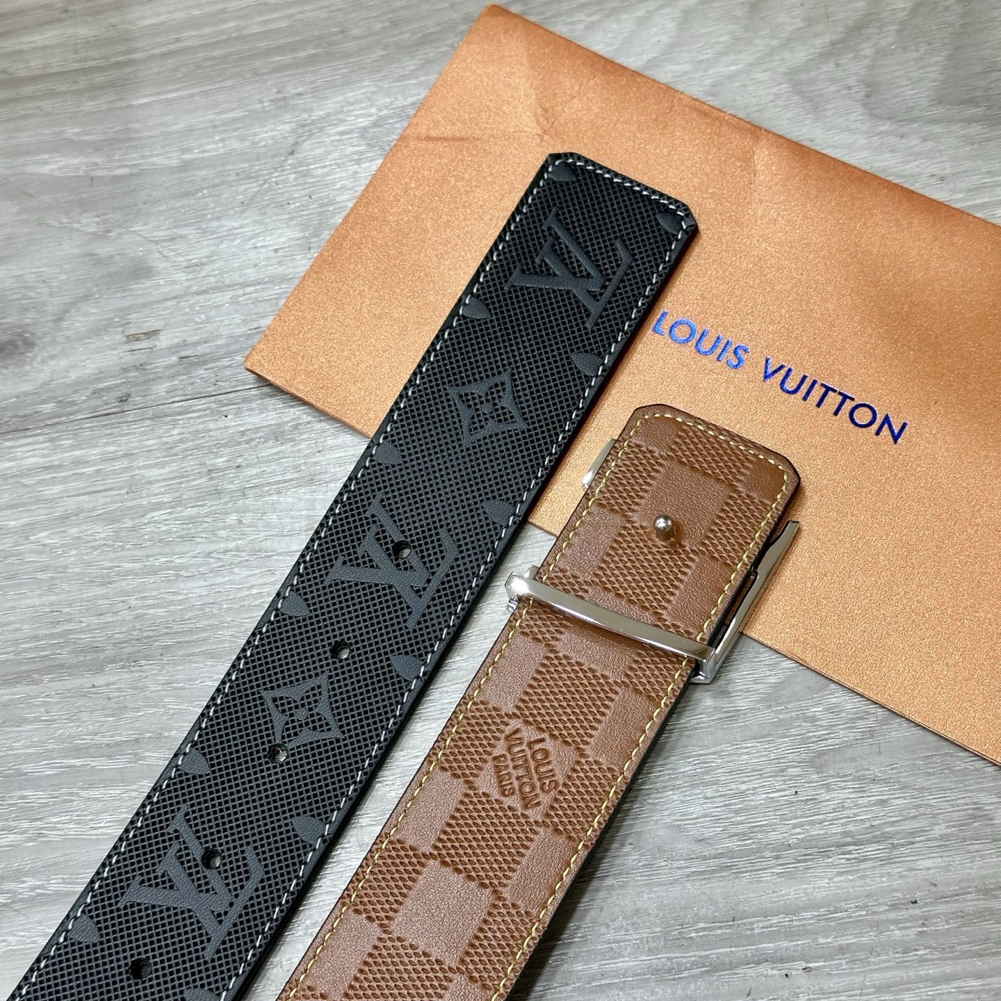 
        LV.路易威登 宽40MM双面原版小牛皮 搭配单钌钯电镀扣 完美的手感.油边 出众的设