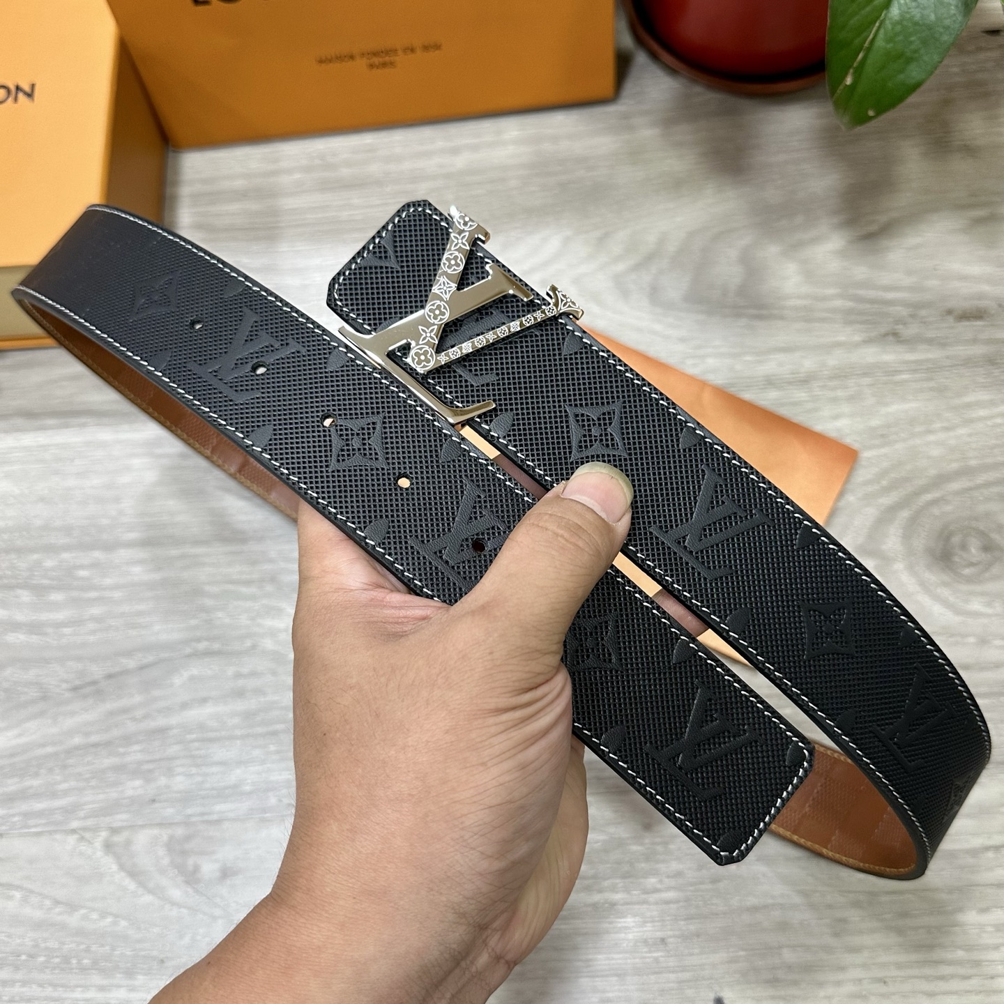 
        LV.路易威登 宽40MM双面原版小牛皮 搭配单钌钯电镀扣 完美的手感.油边 出众的设