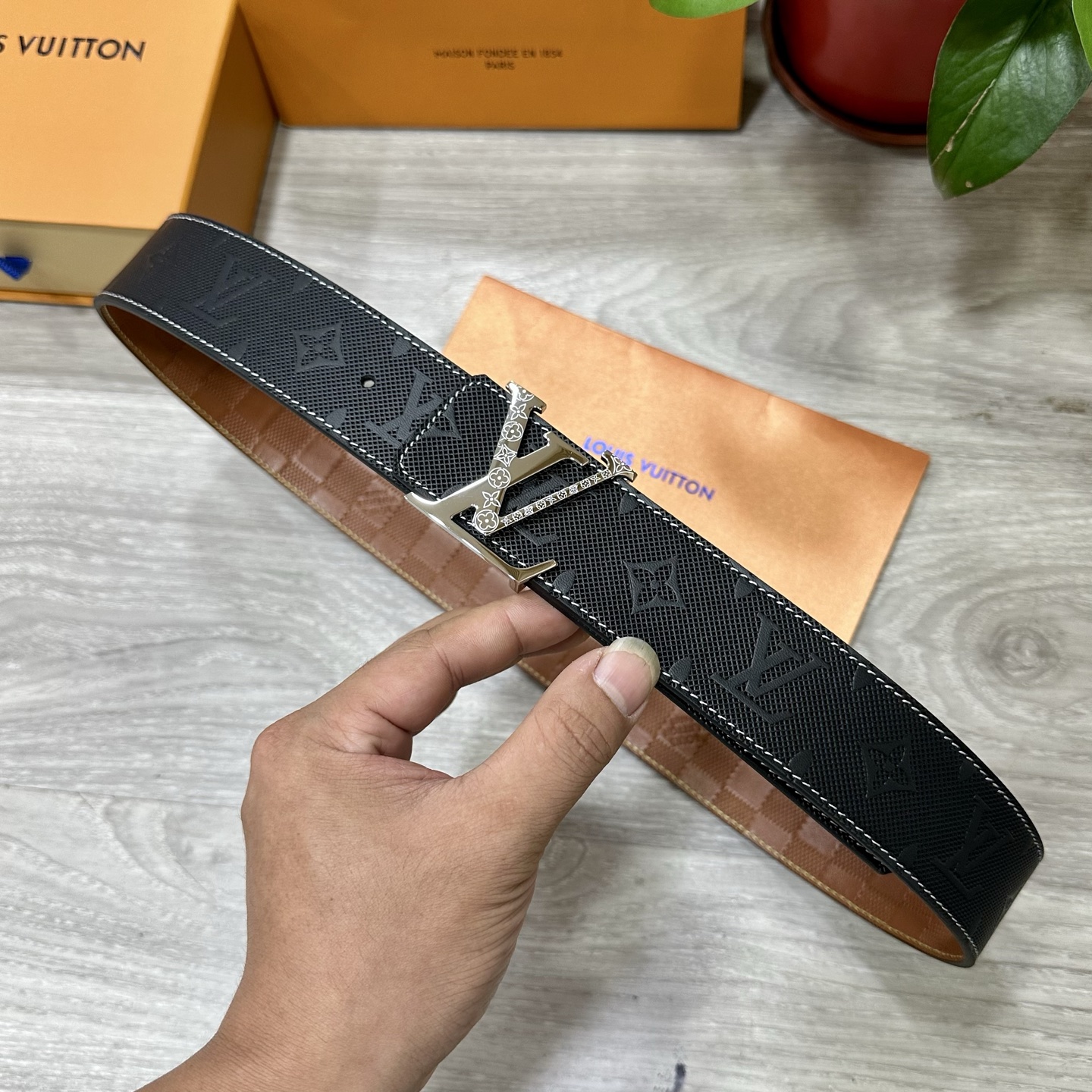
        LV.路易威登 宽40MM双面原版小牛皮 搭配单钌钯电镀扣 完美的手感.油边 出众的设