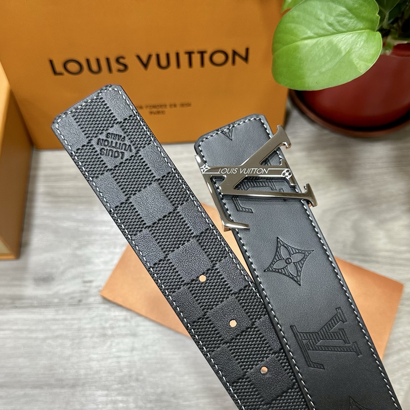 
        LV.路易威登 宽40MM双面原版小牛皮 搭配单钌钯电镀扣 完美的手感.油边 出众的设