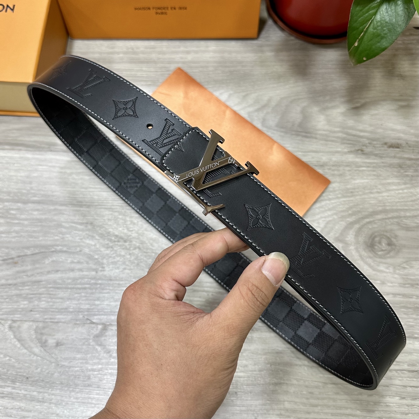 
        LV.路易威登 宽40MM双面原版小牛皮 搭配单钌钯电镀扣 完美的手感.油边 出众的设