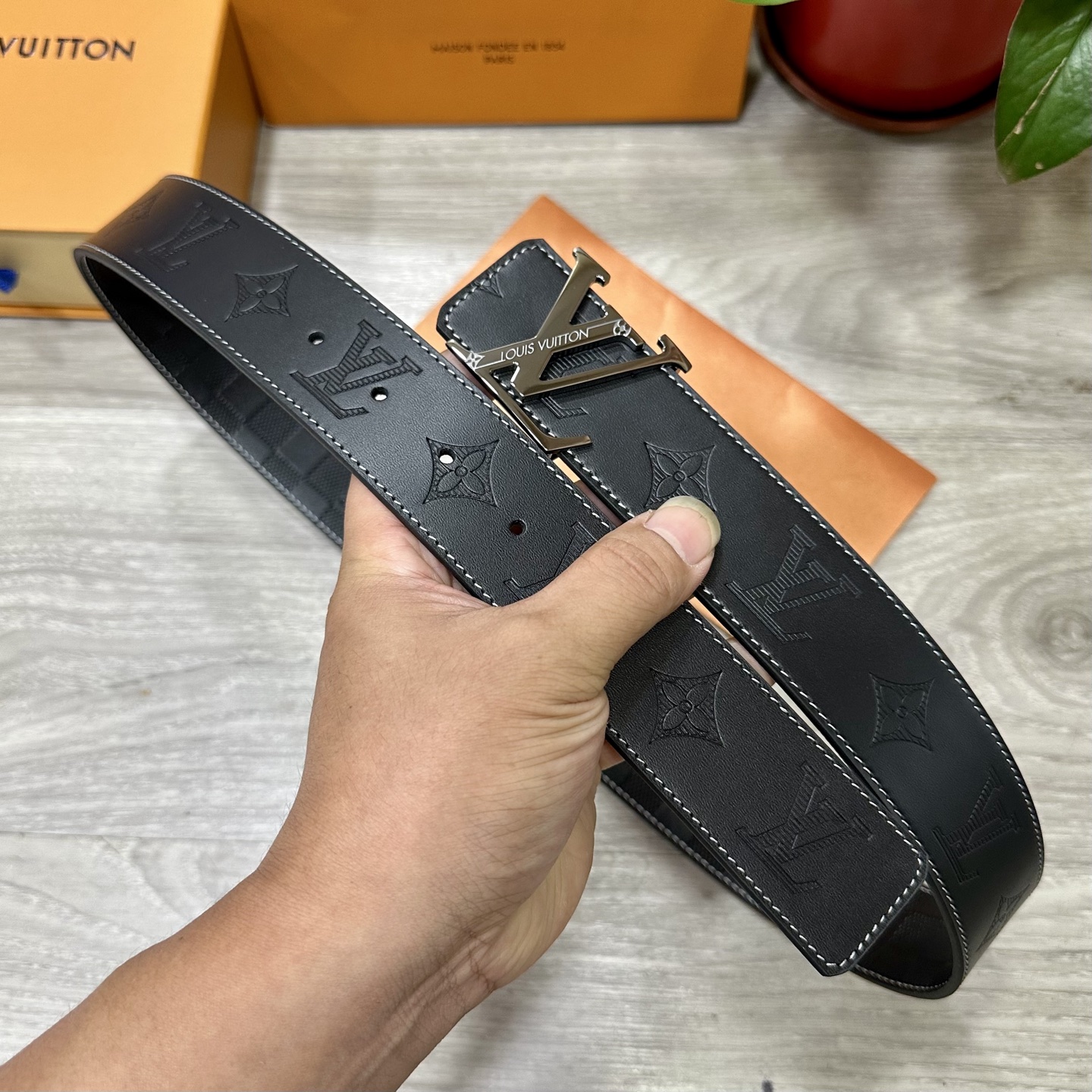 
        LV.路易威登 宽40MM双面原版小牛皮 搭配单钌钯电镀扣 完美的手感.油边 出众的设