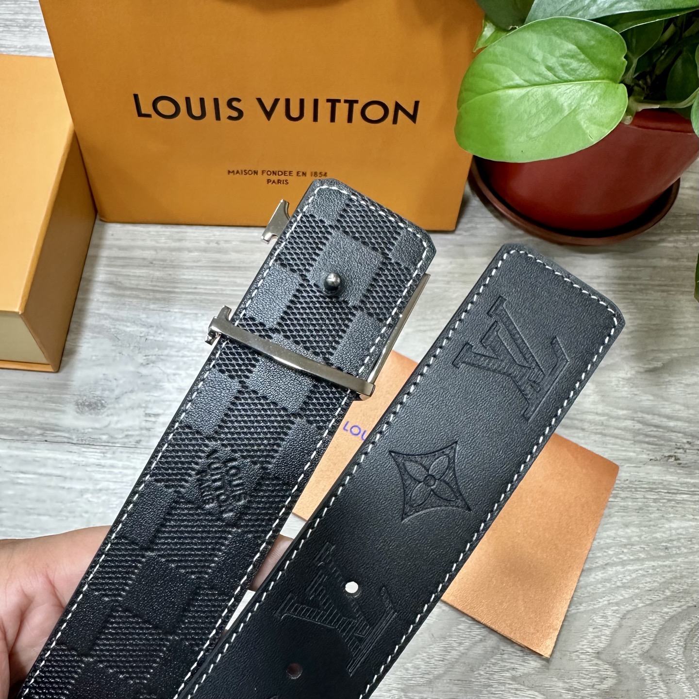 
        LV.路易威登 宽40MM双面原版小牛皮 搭配单钌钯电镀扣 完美的手感.油边 出众的设