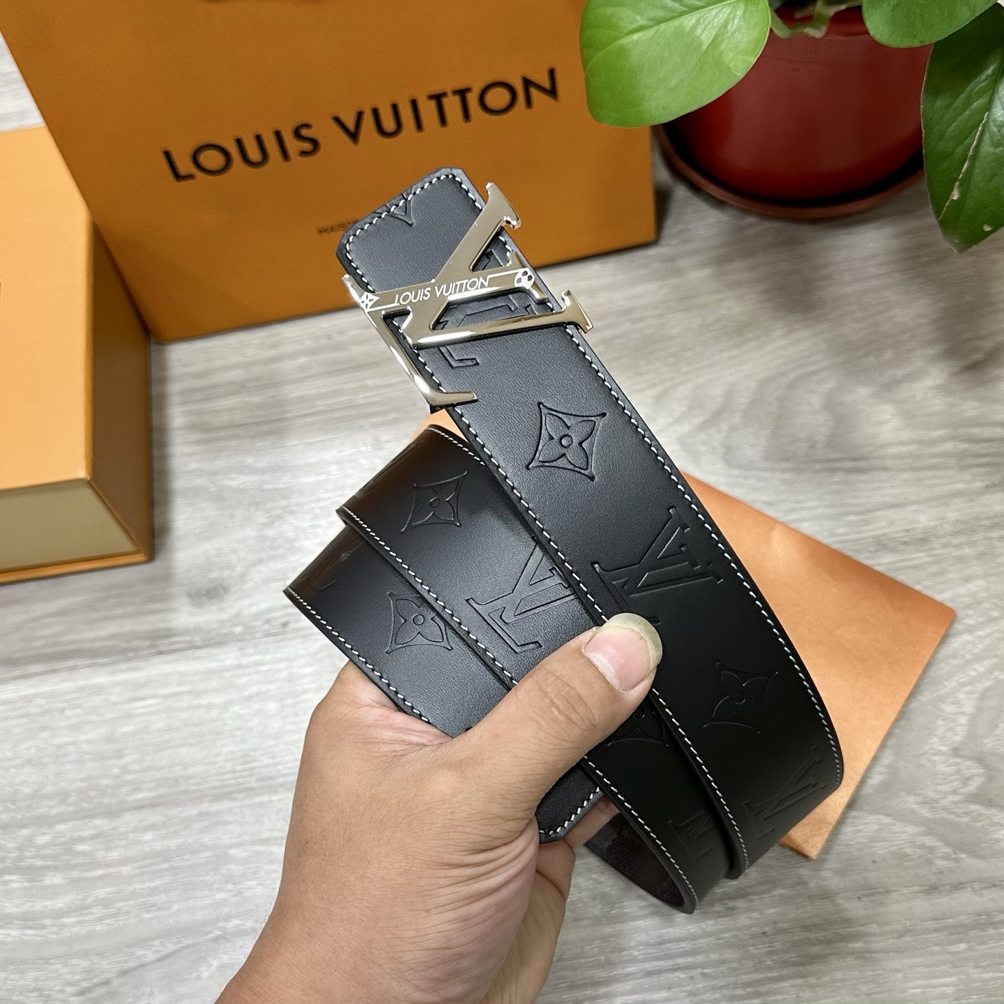 
        LV.路易威登 宽40MM双面原版小牛皮 搭配单钌钯电镀扣 完美的手感.油边 出众的设