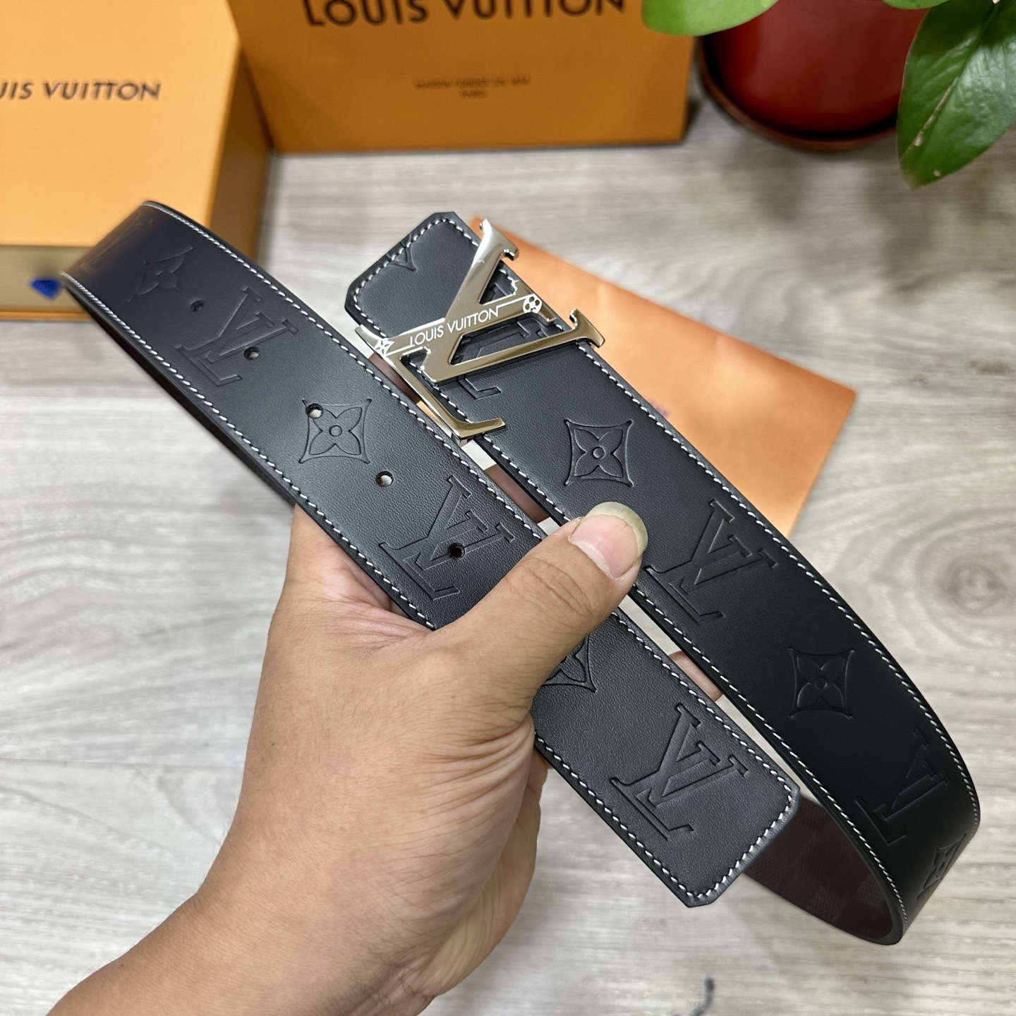 
        LV.路易威登 宽40MM双面原版小牛皮 搭配单钌钯电镀扣 完美的手感.油边 出众的设