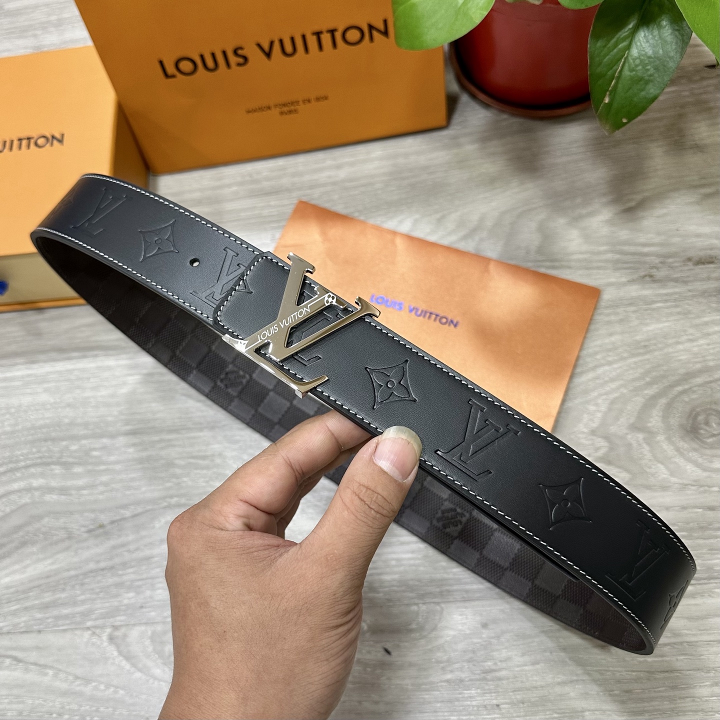 
        LV.路易威登 宽40MM双面原版小牛皮 搭配单钌钯电镀扣 完美的手感.油边 出众的设