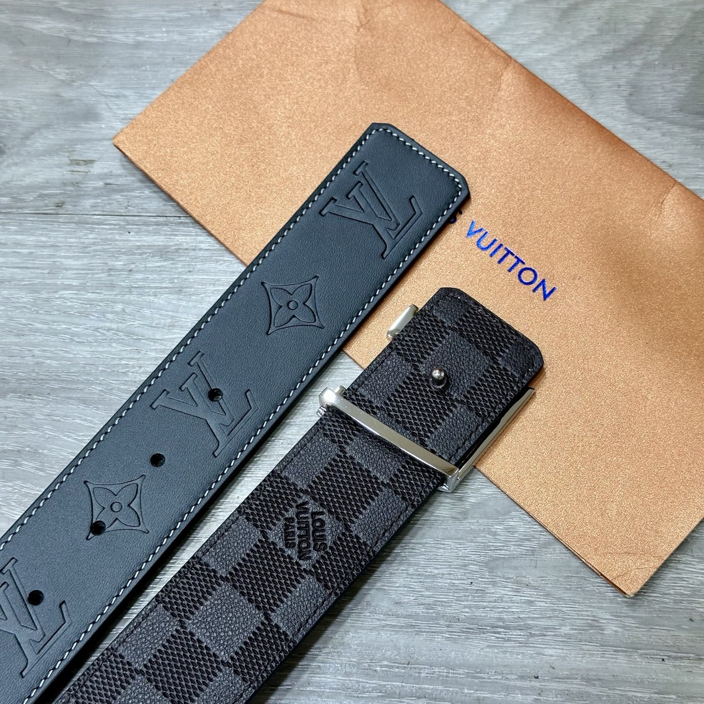 
        LV.路易威登 宽40MM双面原版小牛皮 搭配单钌钯电镀扣 完美的手感.油边 出众的设