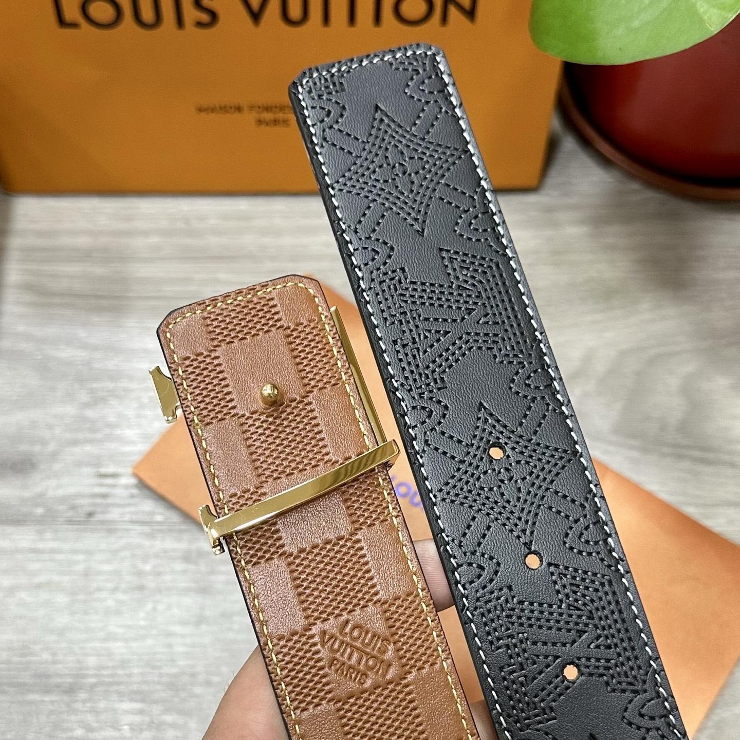 
        LV.路易威登 宽40MM双面原版小牛皮 搭配单钌钯电镀扣 完美的手感.油边 出众的设