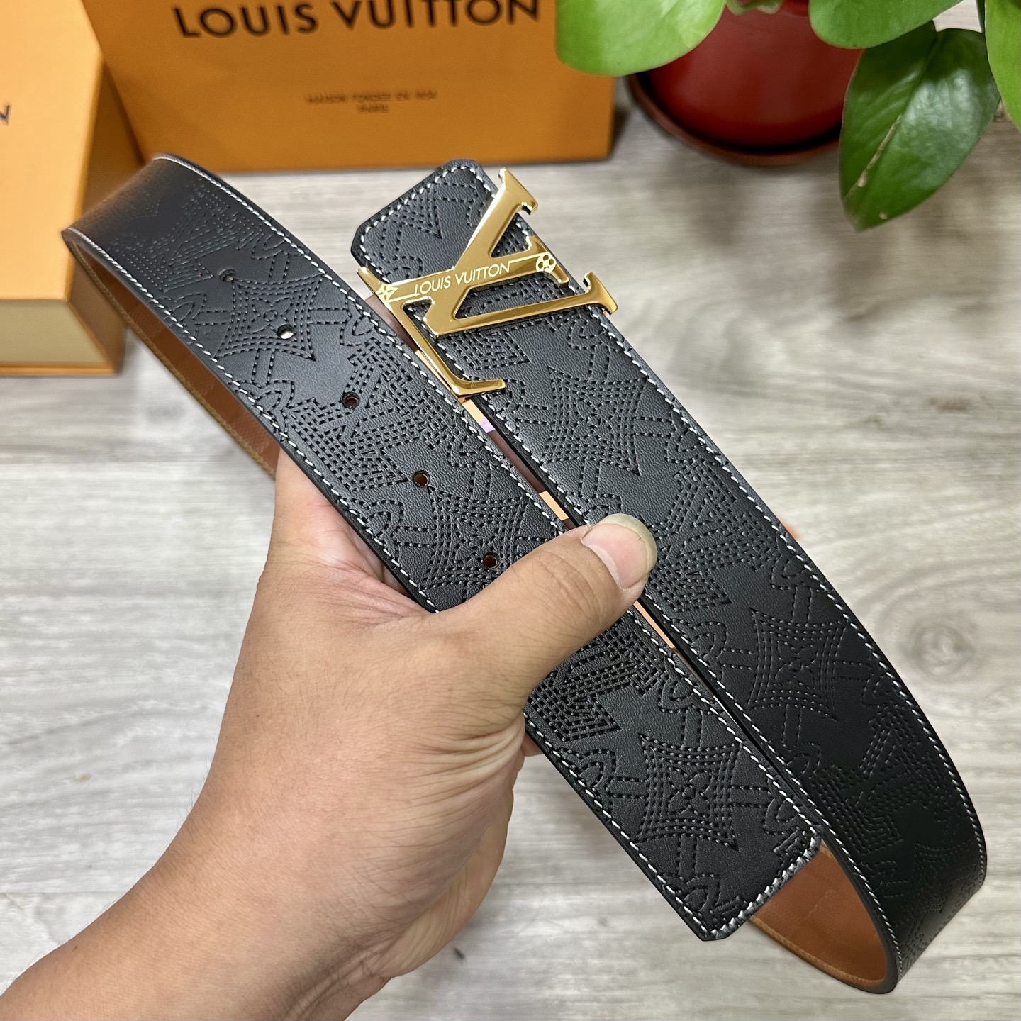 
        LV.路易威登 宽40MM双面原版小牛皮 搭配单钌钯电镀扣 完美的手感.油边 出众的设