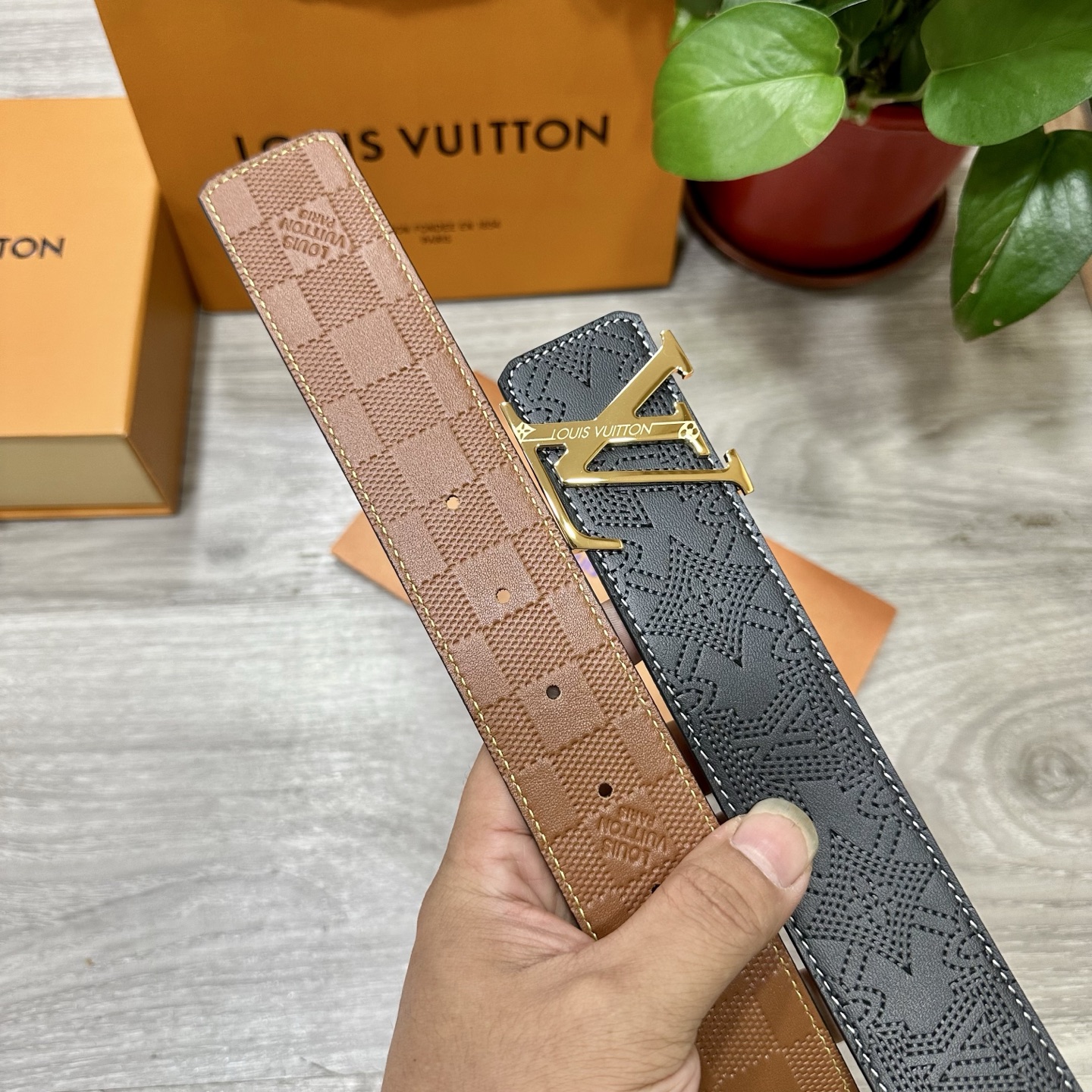 
        LV.路易威登 宽40MM双面原版小牛皮 搭配单钌钯电镀扣 完美的手感.油边 出众的设