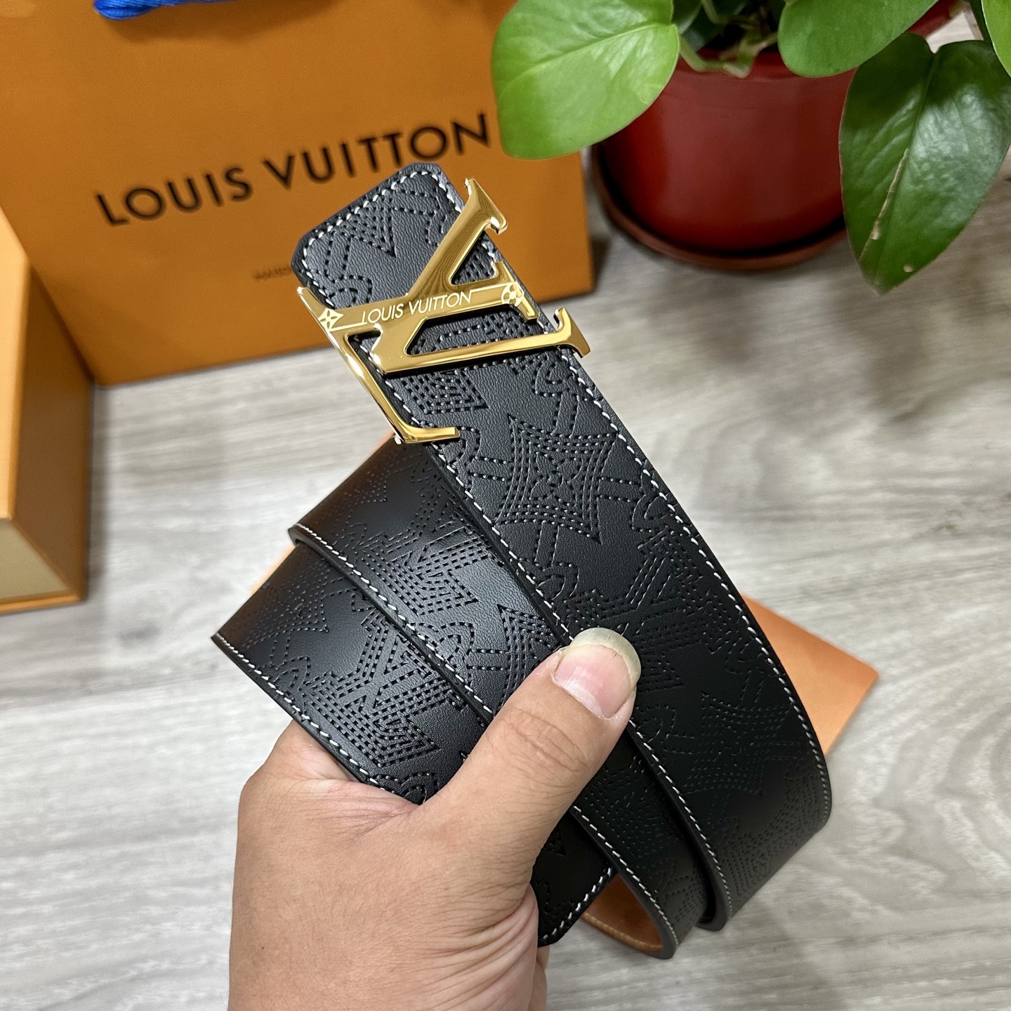 
        LV.路易威登 宽40MM双面原版小牛皮 搭配单钌钯电镀扣 完美的手感.油边 出众的设