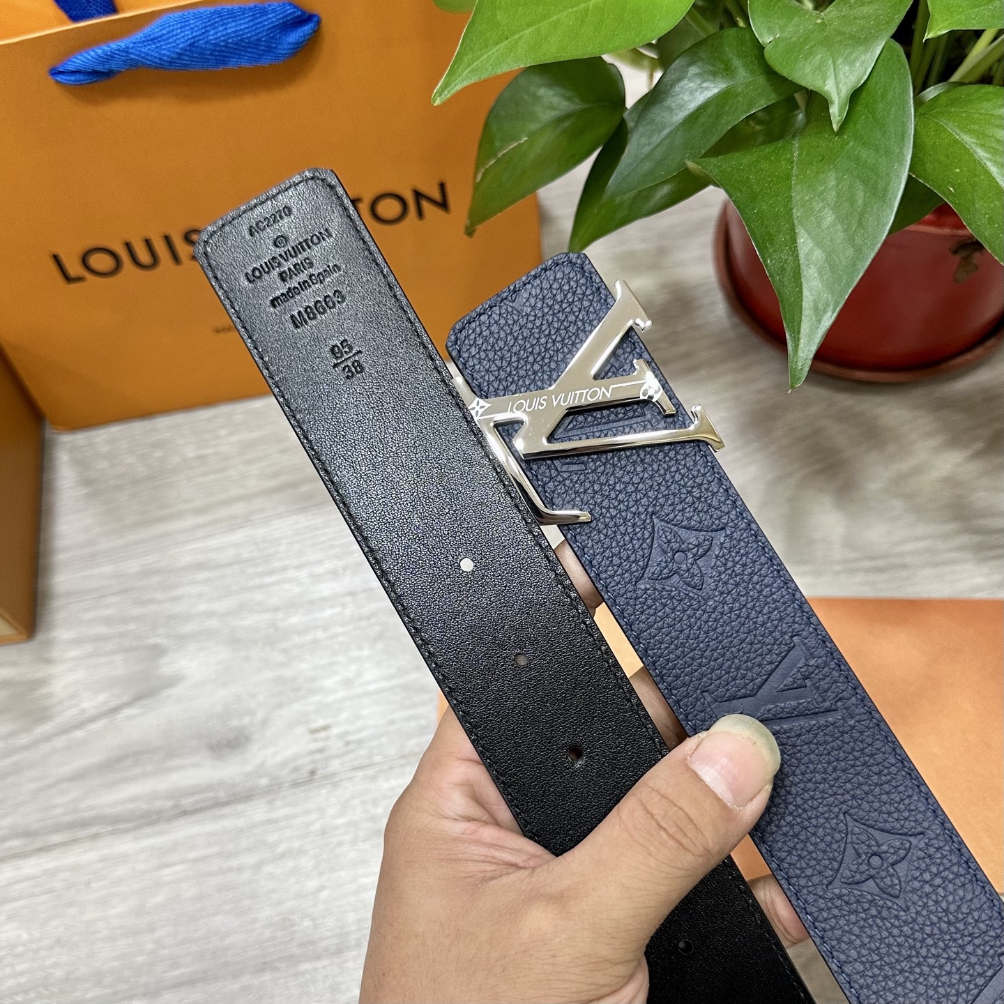 
        LV.路易威登 宽40MM双面原版小牛皮 搭配单钌钯电镀扣 完美的手感.油边 出众的设