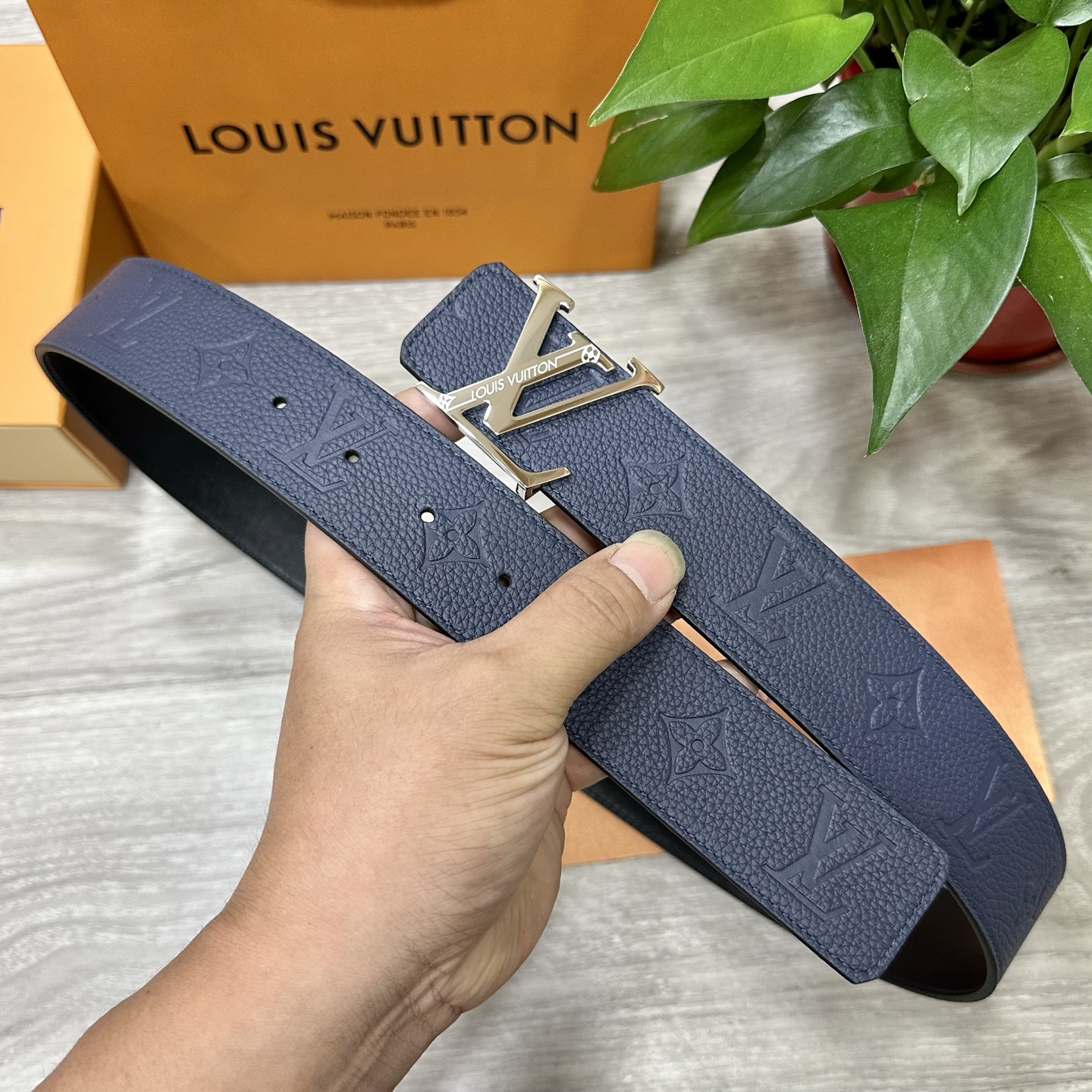 
        LV.路易威登 宽40MM双面原版小牛皮 搭配单钌钯电镀扣 完美的手感.油边 出众的设