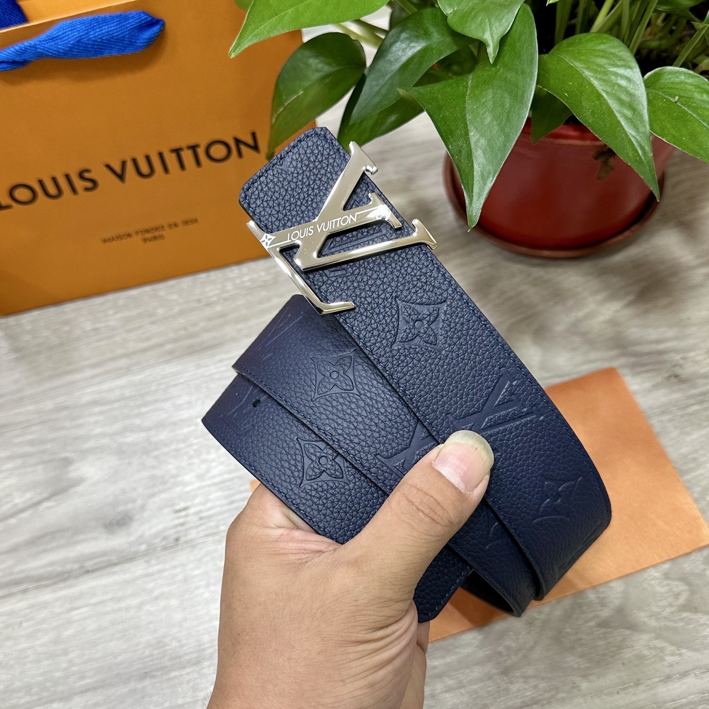 
        LV.路易威登 宽40MM双面原版小牛皮 搭配单钌钯电镀扣 完美的手感.油边 出众的设