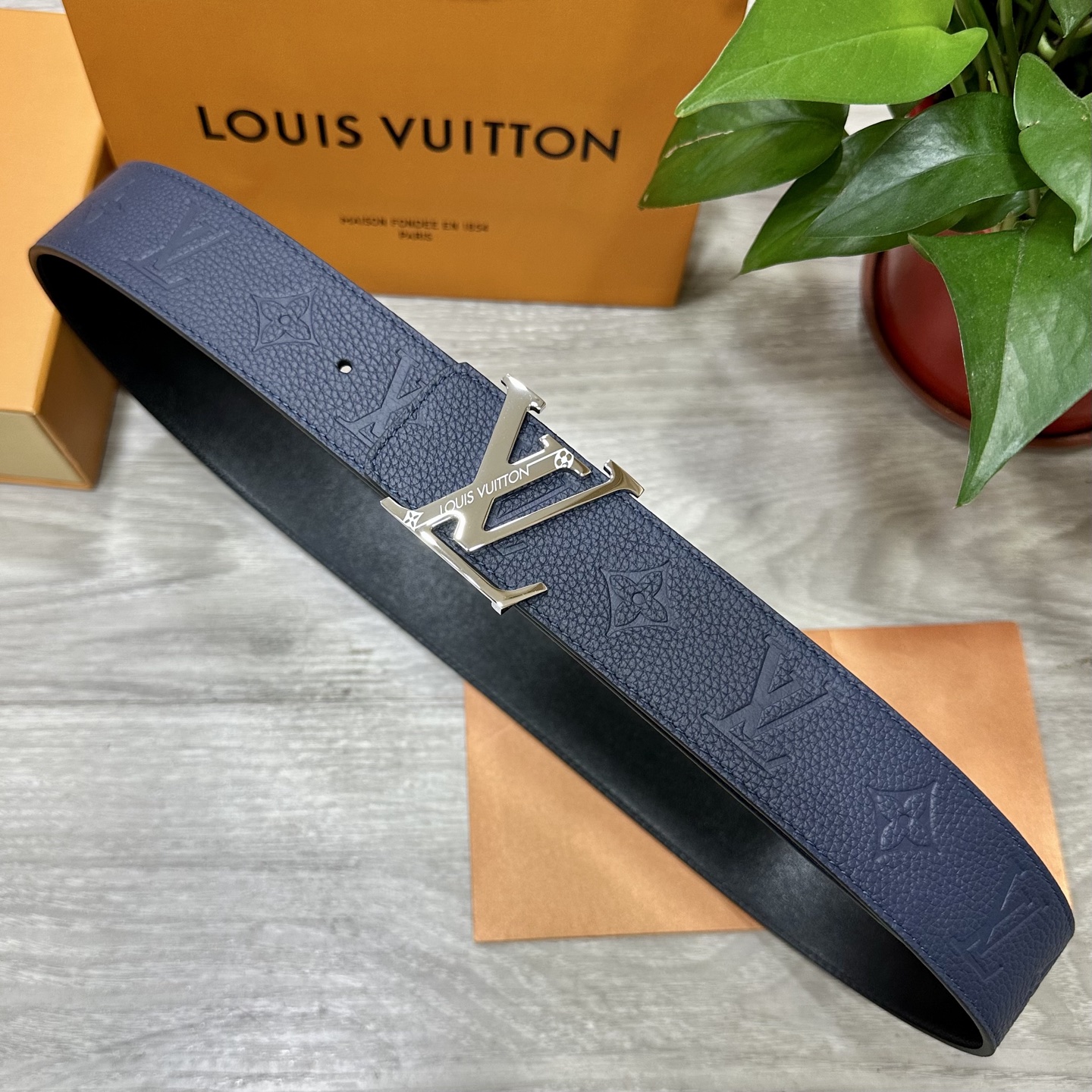 
        LV.路易威登 宽40MM双面原版小牛皮 搭配单钌钯电镀扣 完美的手感.油边 出众的设