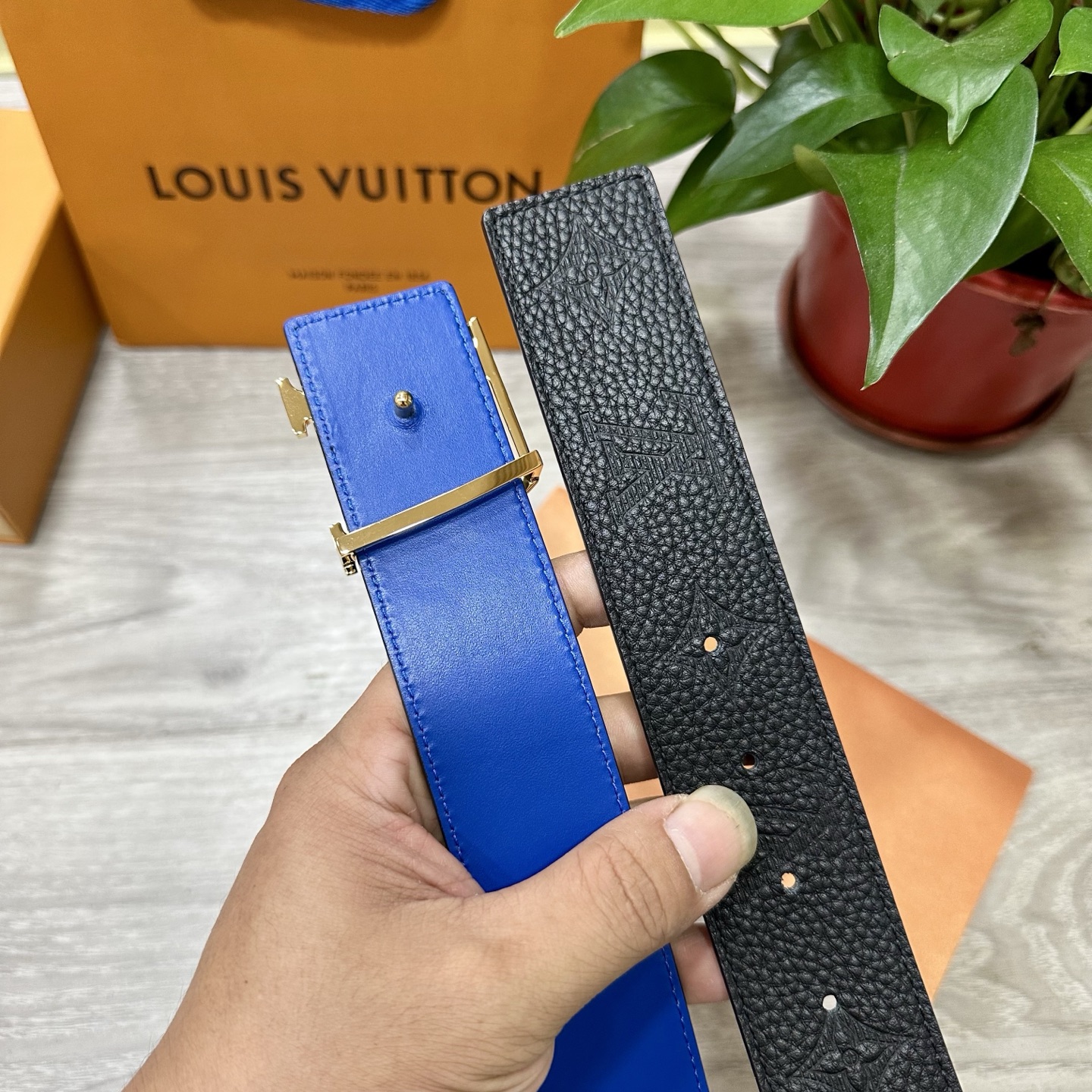 
        LV.路易威登 宽40MM双面原版小牛皮 搭配单钌钯电镀扣 完美的手感.油边 出众的设