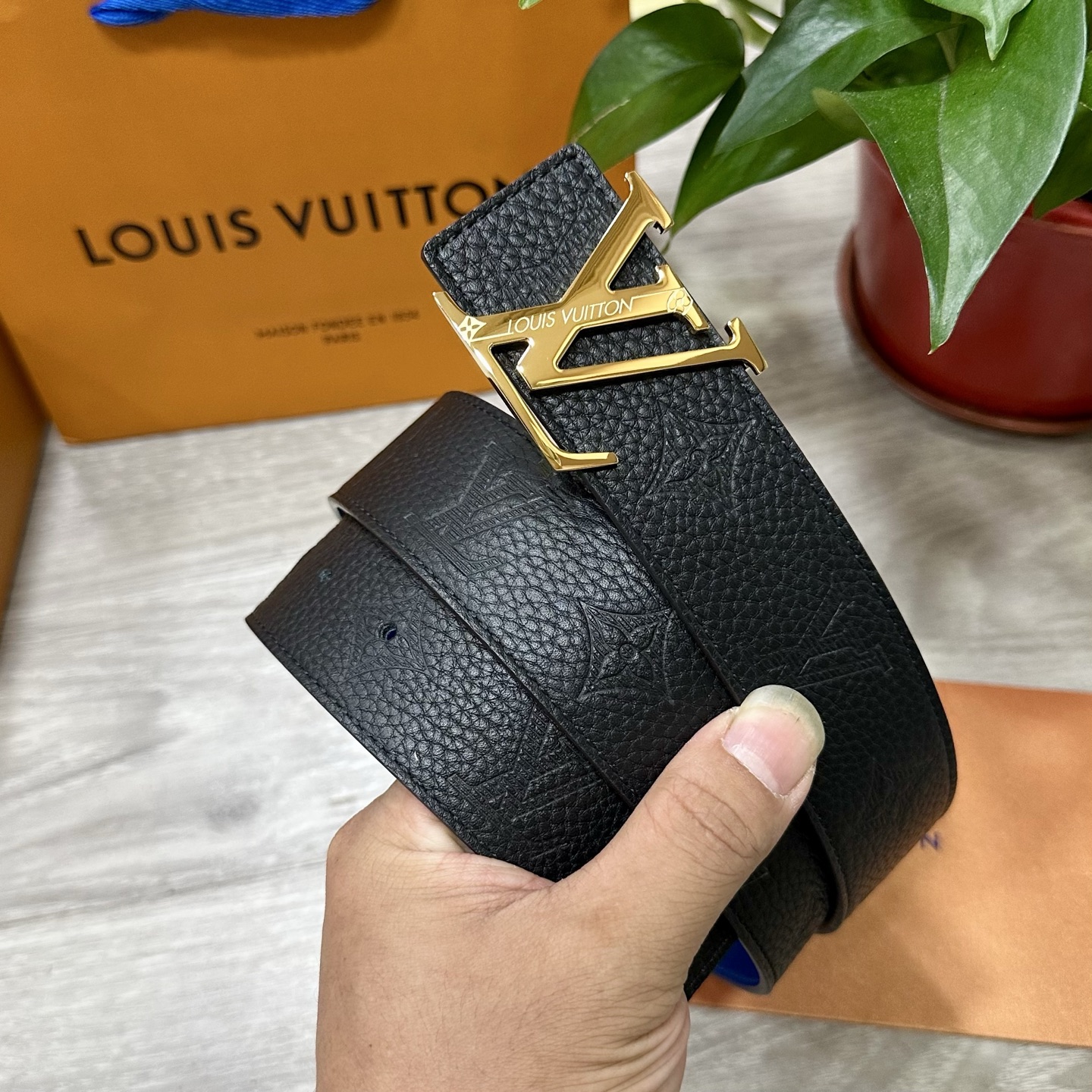 
        LV.路易威登 宽40MM双面原版小牛皮 搭配单钌钯电镀扣 完美的手感.油边 出众的设