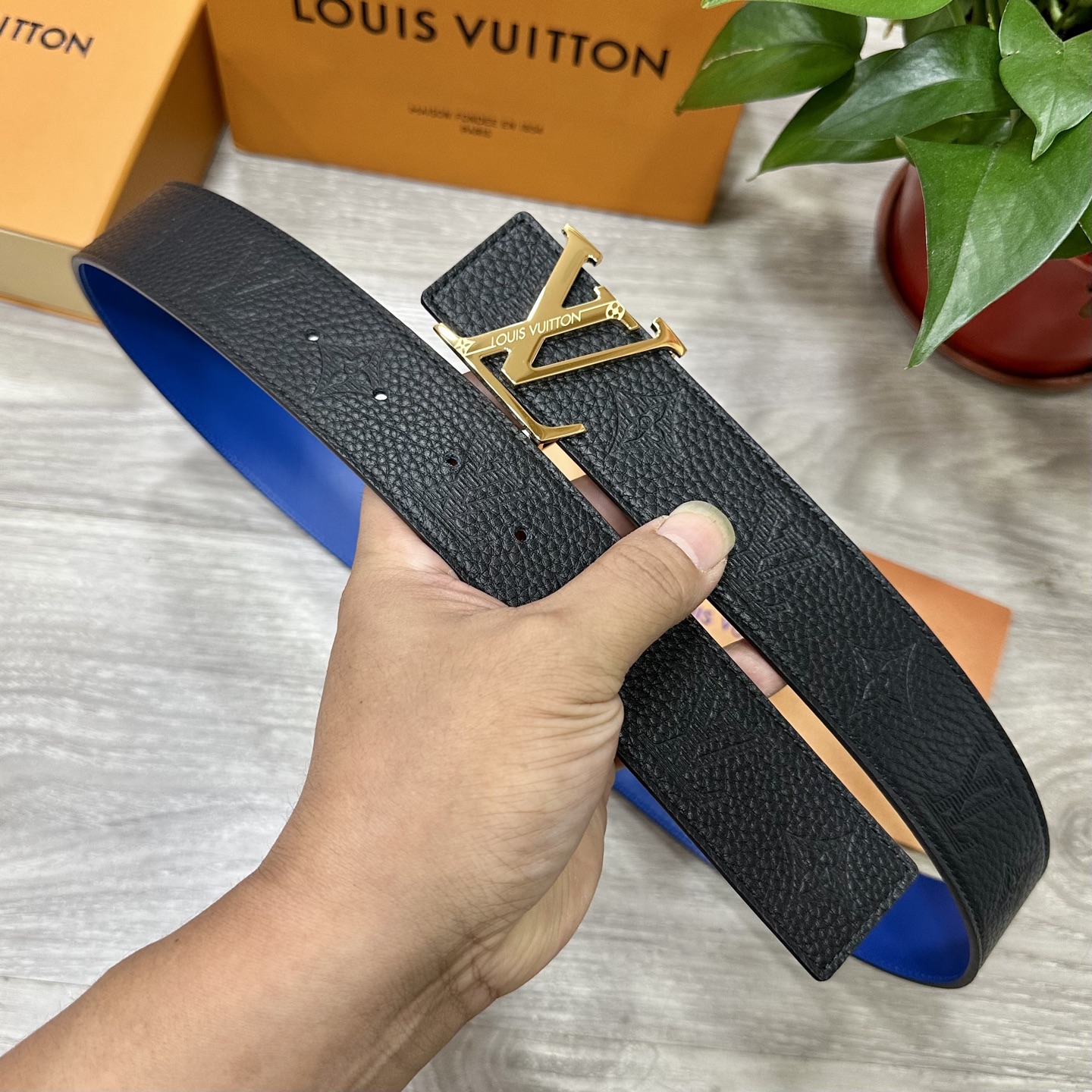 
        LV.路易威登 宽40MM双面原版小牛皮 搭配单钌钯电镀扣 完美的手感.油边 出众的设