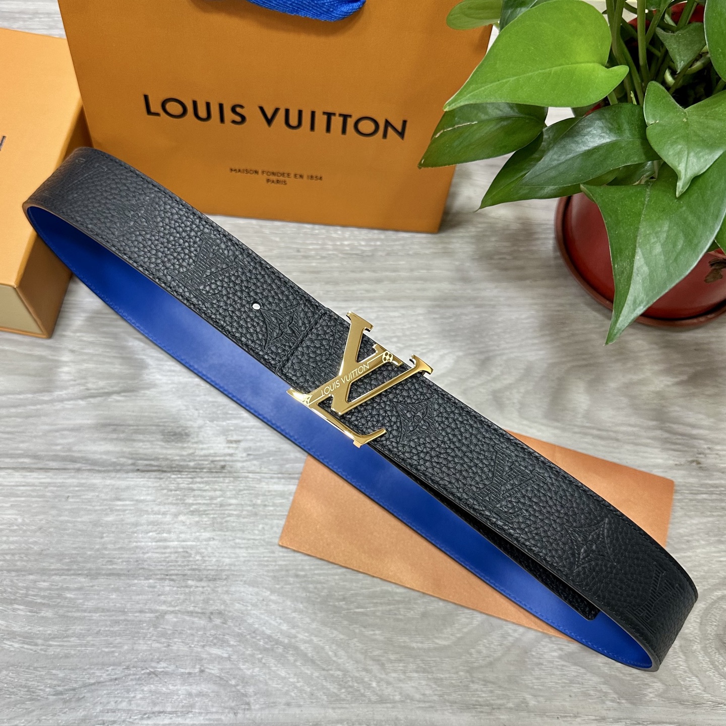
        LV.路易威登 宽40MM双面原版小牛皮 搭配单钌钯电镀扣 完美的手感.油边 出众的设