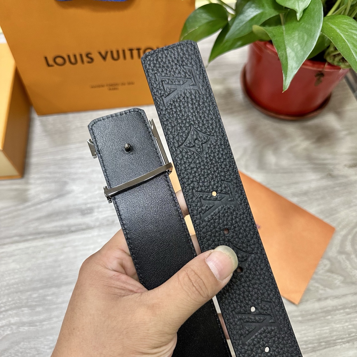 
        LV.路易威登 宽40MM双面原版小牛皮 搭配单钌钯电镀扣 完美的手感.油边 出众的设