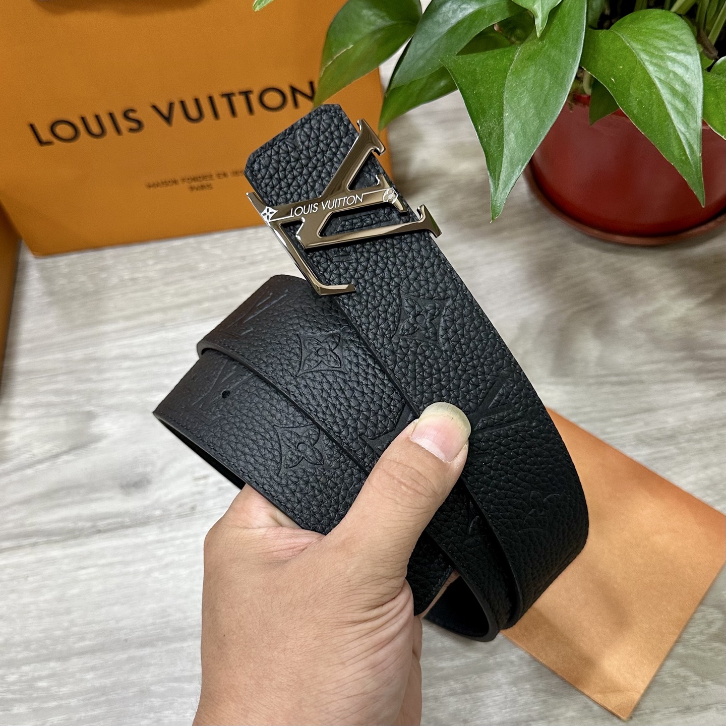 
        LV.路易威登 宽40MM双面原版小牛皮 搭配单钌钯电镀扣 完美的手感.油边 出众的设