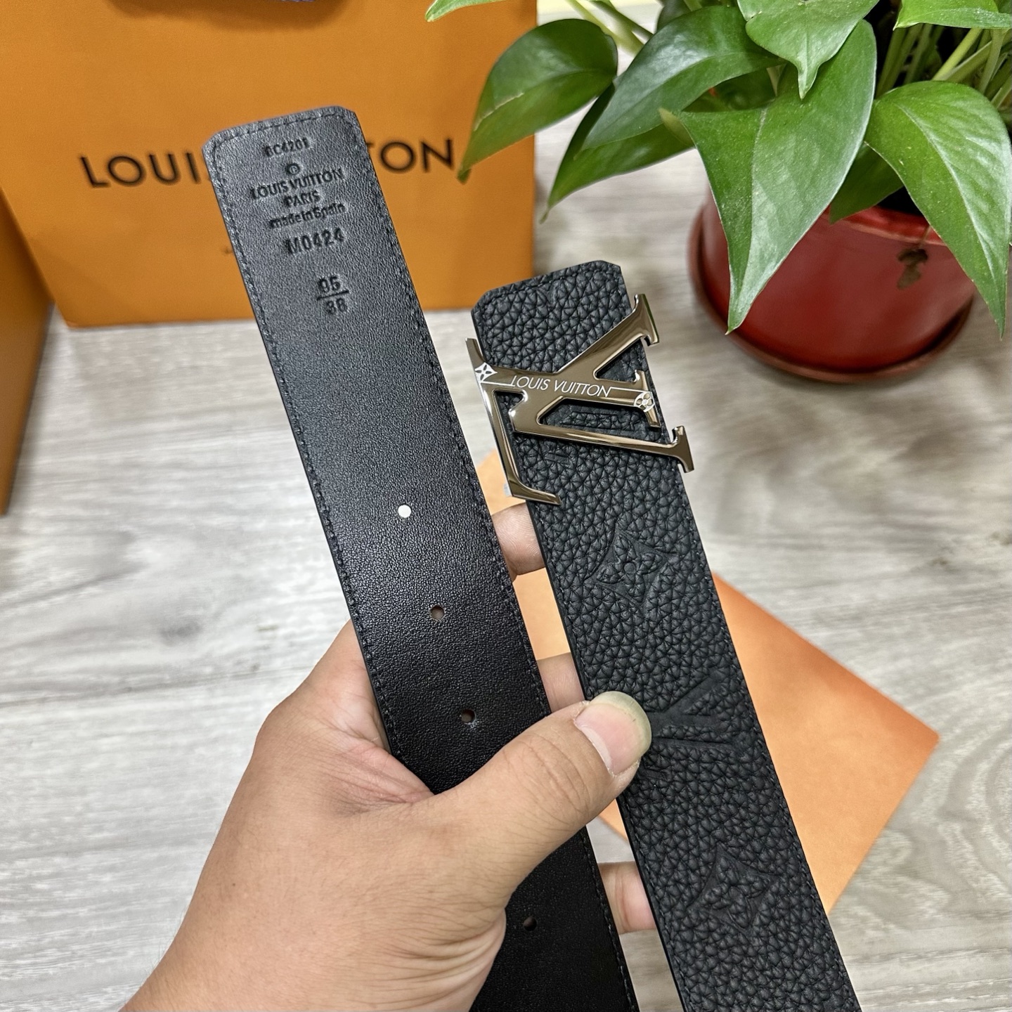 
        LV.路易威登 宽40MM双面原版小牛皮 搭配单钌钯电镀扣 完美的手感.油边 出众的设