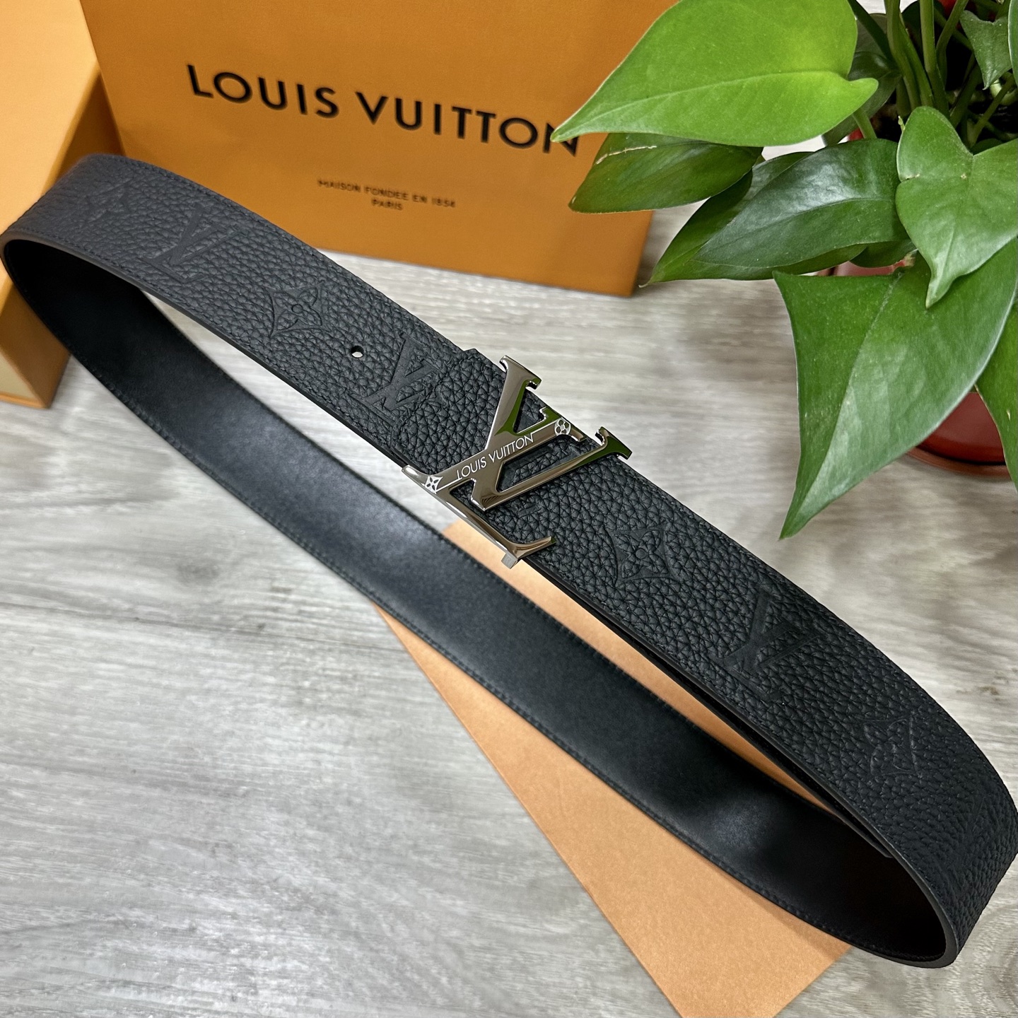 
        LV.路易威登 宽40MM双面原版小牛皮 搭配单钌钯电镀扣 完美的手感.油边 出众的设