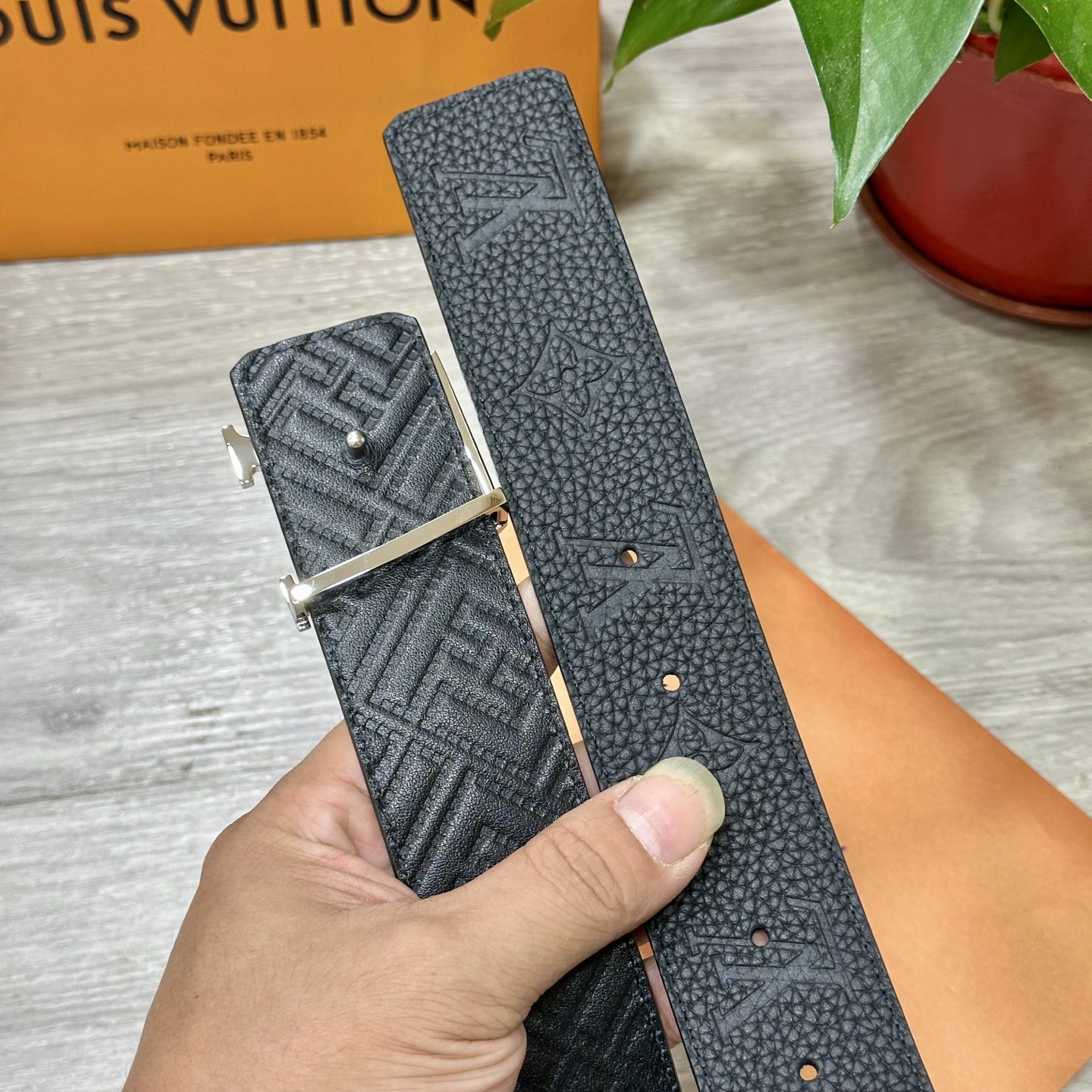 
        LV.路易威登 宽40MM双面原版小牛皮 搭配单钌钯电镀扣 完美的手感.油边 出众的设