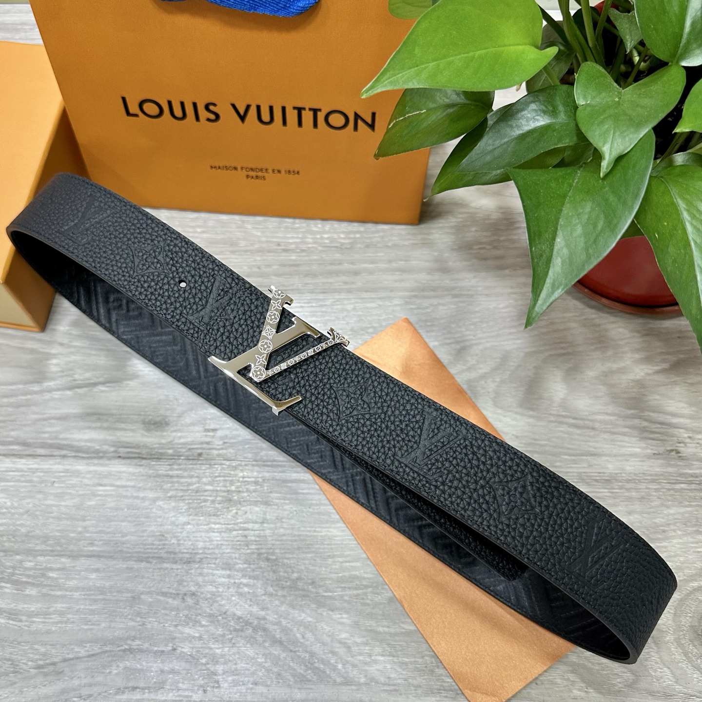 
        LV.路易威登 宽40MM双面原版小牛皮 搭配单钌钯电镀扣 完美的手感.油边 出众的设