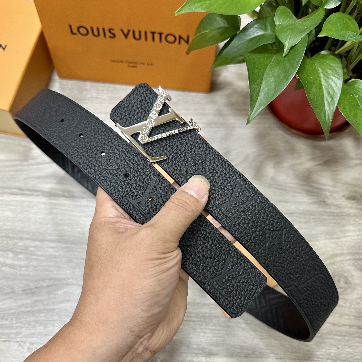 
        LV.路易威登 宽40MM双面原版小牛皮 搭配单钌钯电镀扣 完美的手感.油边 出众的设