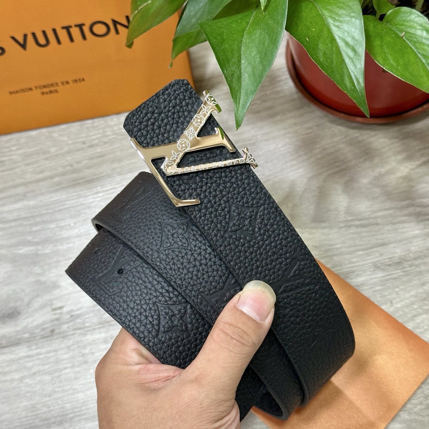 
        LV.路易威登 宽40MM双面原版小牛皮 搭配单钌钯电镀扣 完美的手感.油边 出众的设