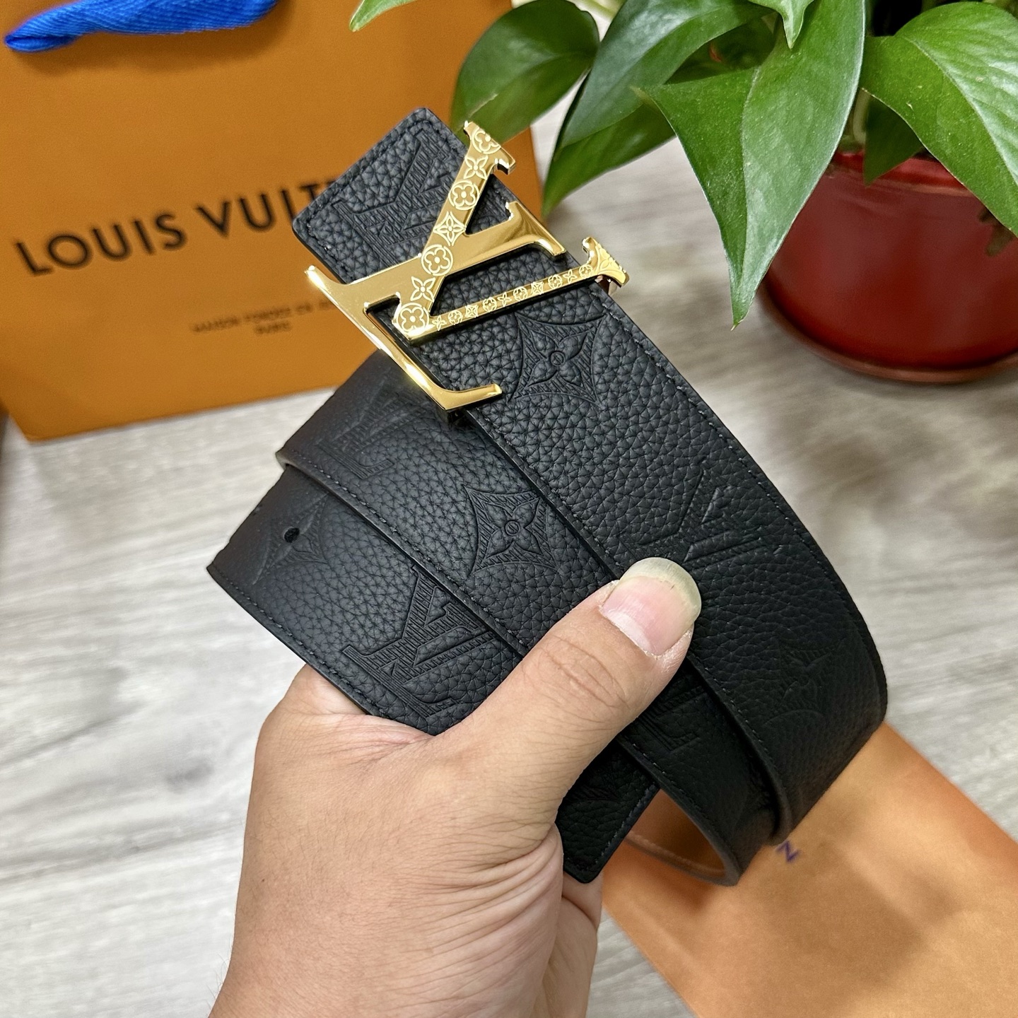 
        LV.路易威登 宽40MM双面原版小牛皮 搭配单钌钯电镀扣 完美的手感.油边 出众的设