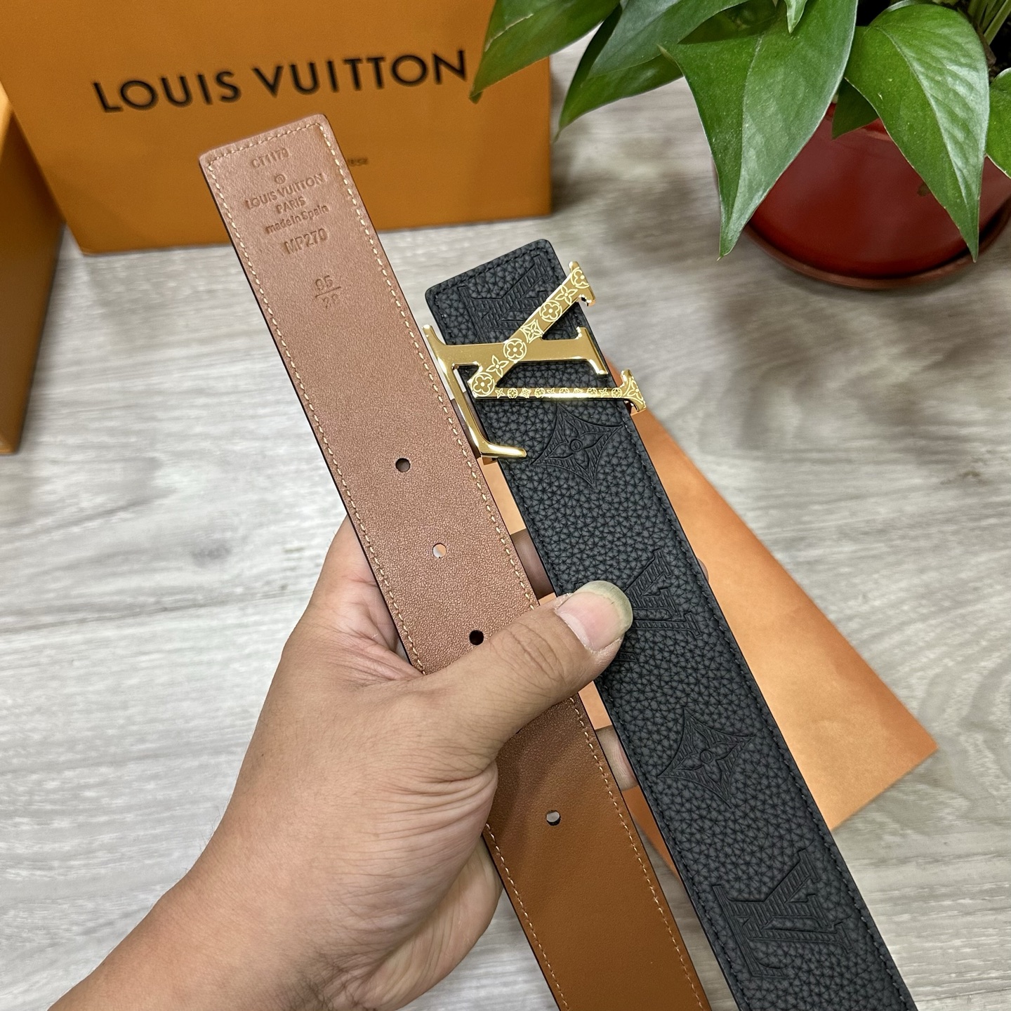 
        LV.路易威登 宽40MM双面原版小牛皮 搭配单钌钯电镀扣 完美的手感.油边 出众的设