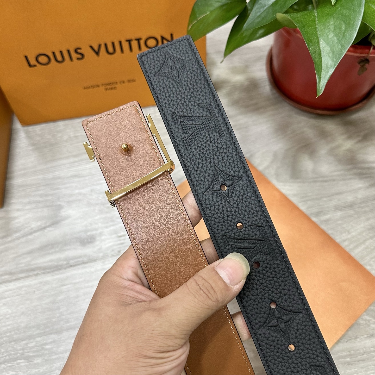 
        LV.路易威登 宽40MM双面原版小牛皮 搭配单钌钯电镀扣 完美的手感.油边 出众的设