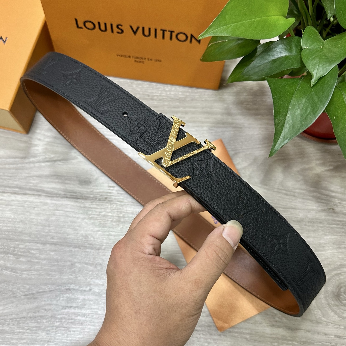 
        LV.路易威登 宽40MM双面原版小牛皮 搭配单钌钯电镀扣 完美的手感.油边 出众的设