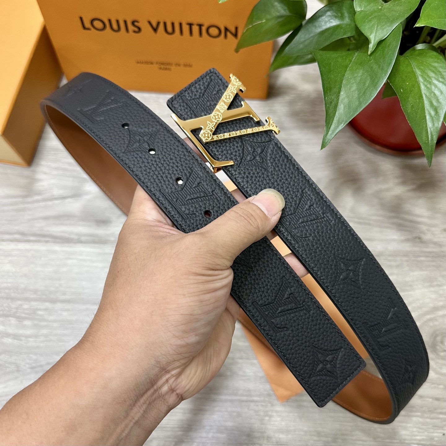 
        LV.路易威登 宽40MM双面原版小牛皮 搭配单钌钯电镀扣 完美的手感.油边 出众的设