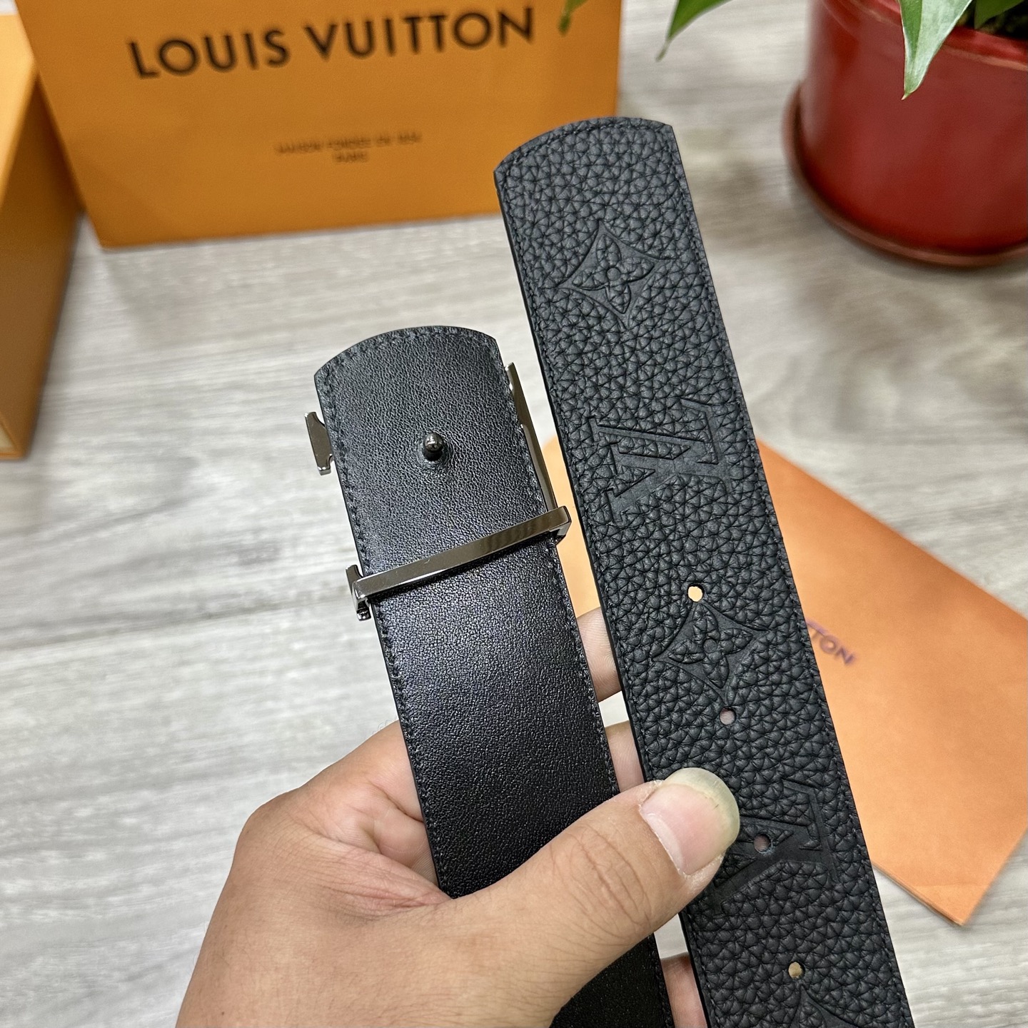 
        LV.路易威登 宽40MM双面原版小牛皮 搭配单钌钯电镀扣 完美的手感.油边 出众的设