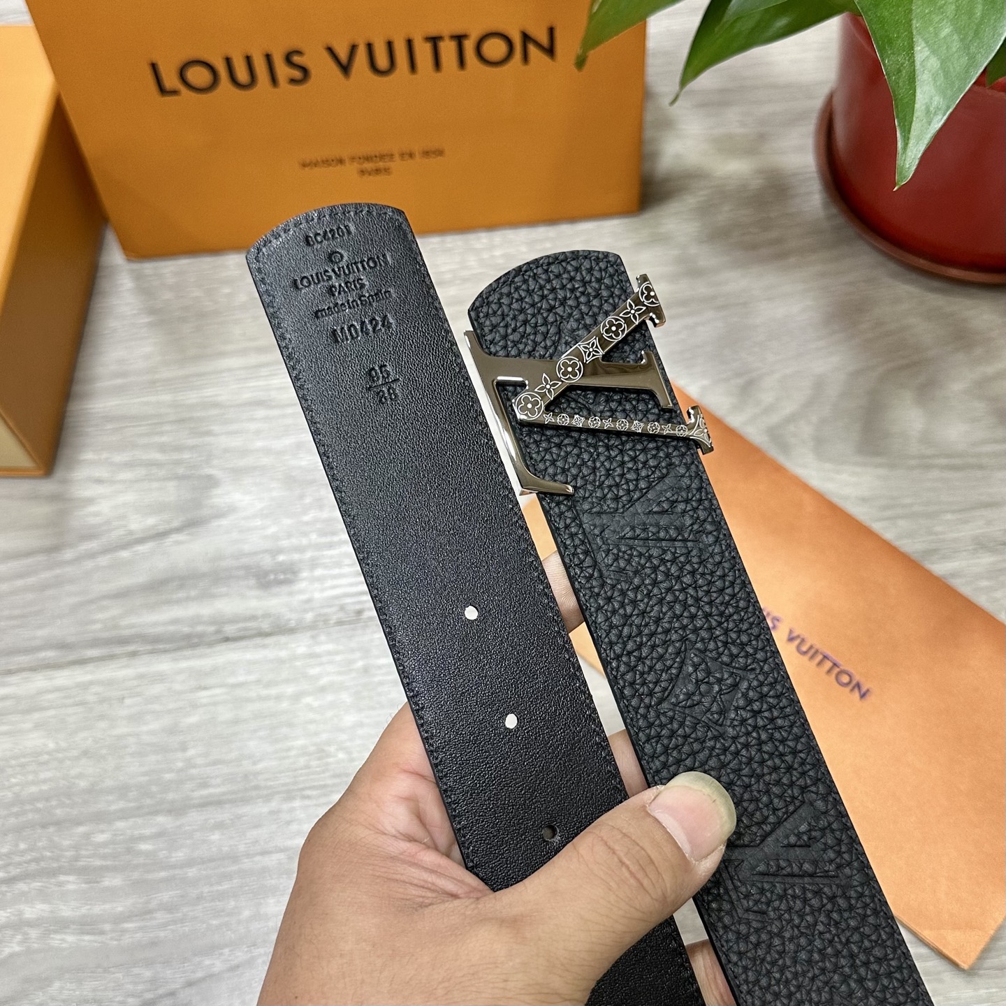 
        LV.路易威登 宽40MM双面原版小牛皮 搭配单钌钯电镀扣 完美的手感.油边 出众的设