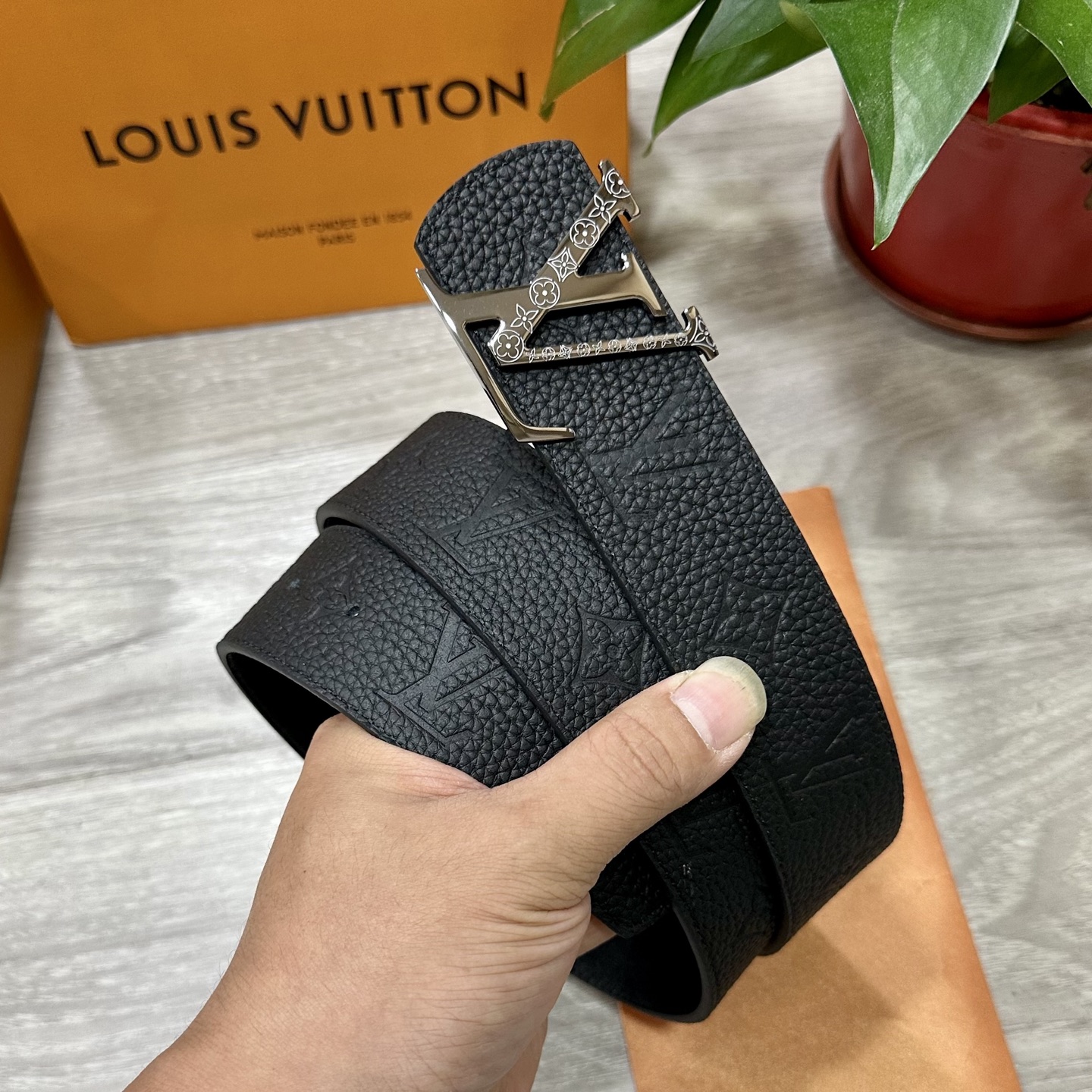 
        LV.路易威登 宽40MM双面原版小牛皮 搭配单钌钯电镀扣 完美的手感.油边 出众的设