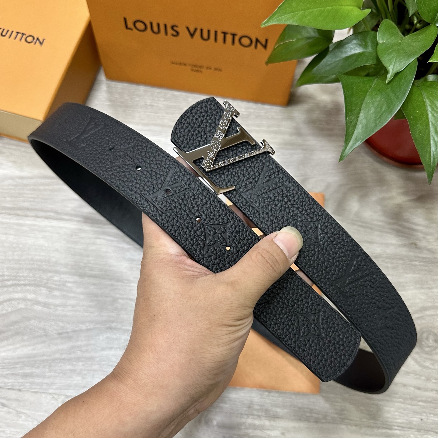 
        LV.路易威登 宽40MM双面原版小牛皮 搭配单钌钯电镀扣 完美的手感.油边 出众的设