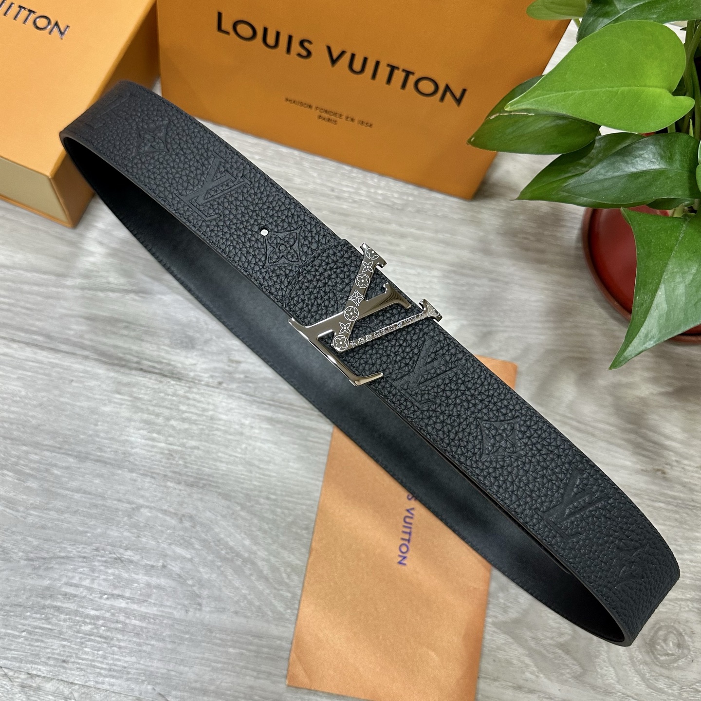 
        LV.路易威登 宽40MM双面原版小牛皮 搭配单钌钯电镀扣 完美的手感.油边 出众的设