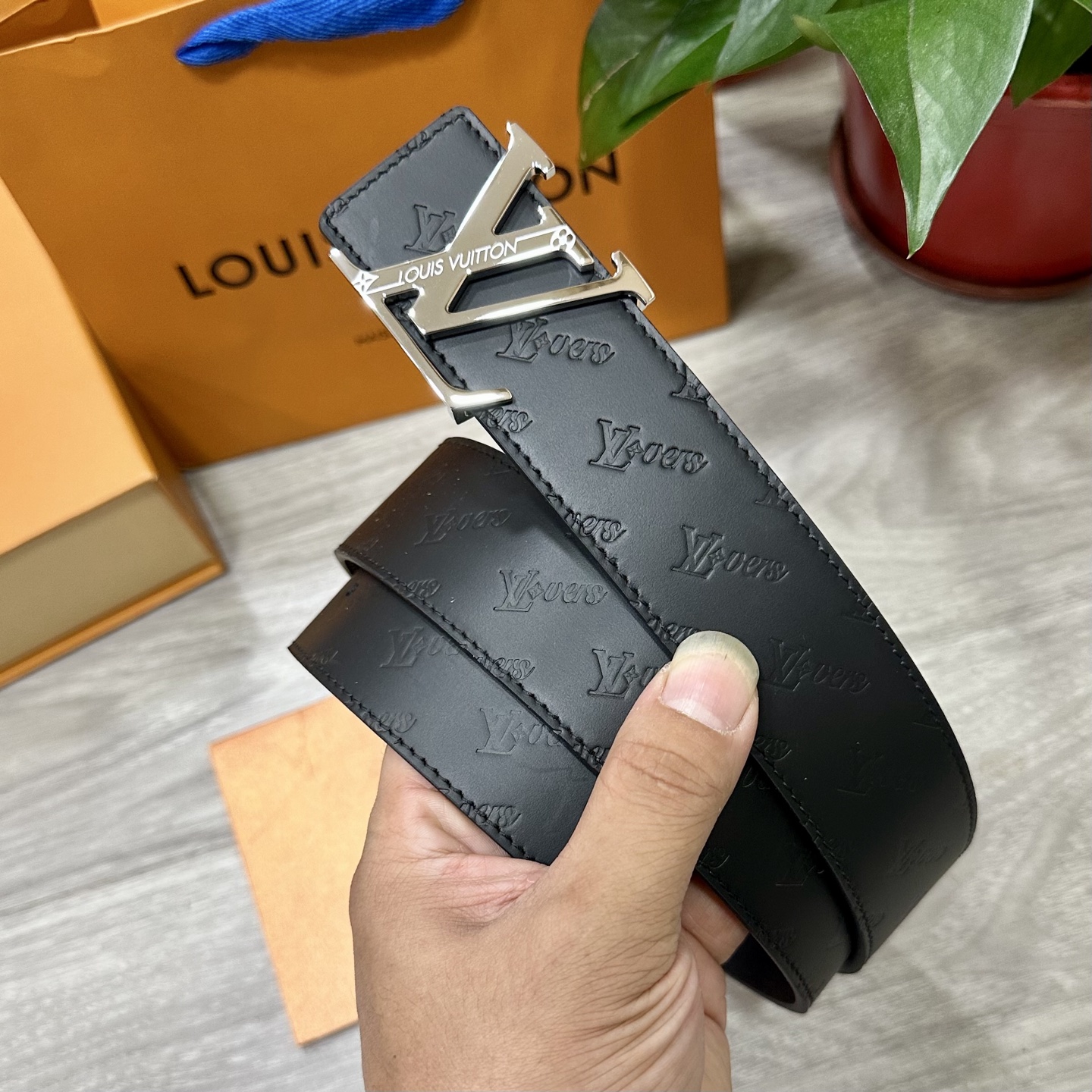 
        LV.路易威登 宽40MM双面原版小牛皮 搭配单钌钯电镀扣 完美的手感.油边 出众的设