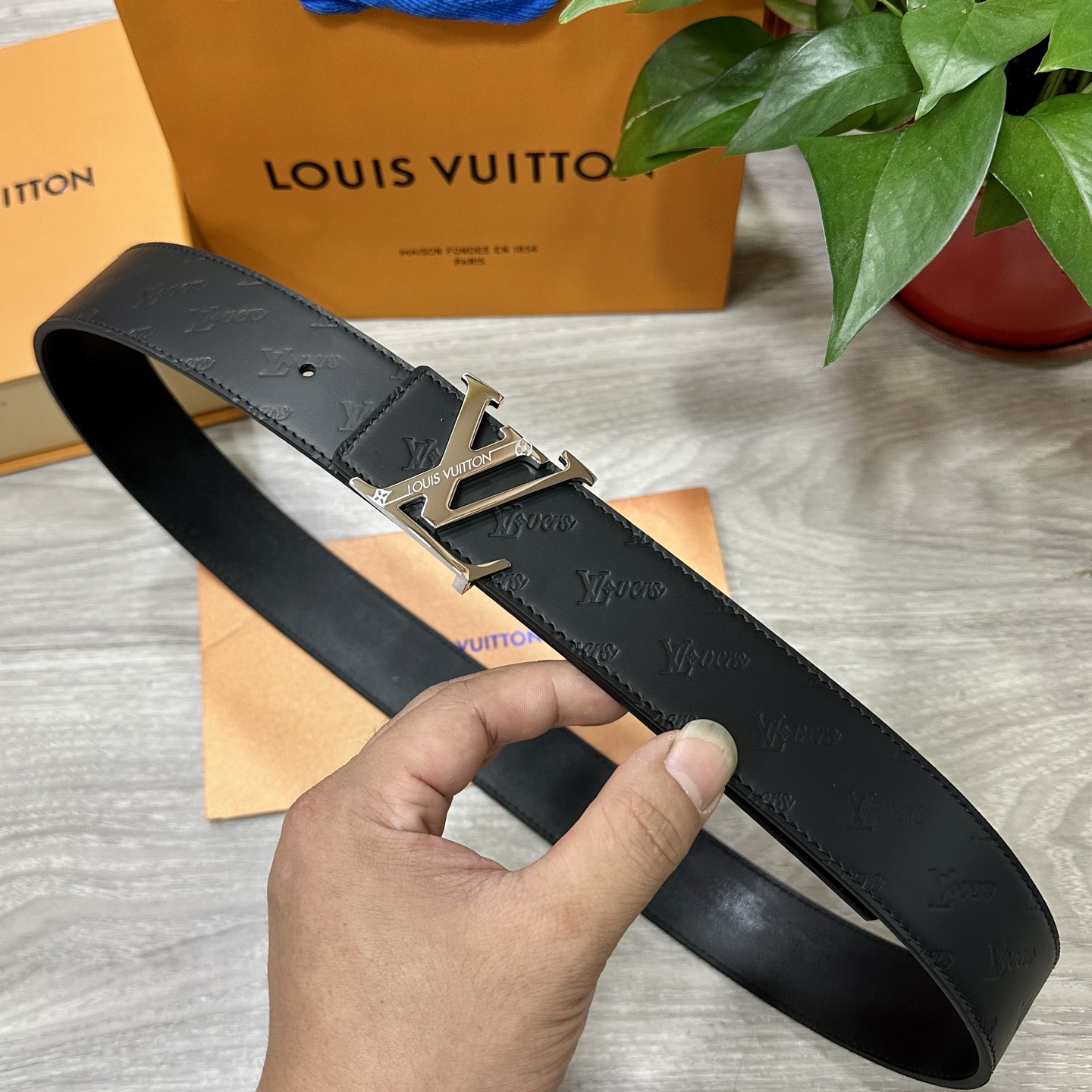 
        LV.路易威登 宽40MM双面原版小牛皮 搭配单钌钯电镀扣 完美的手感.油边 出众的设