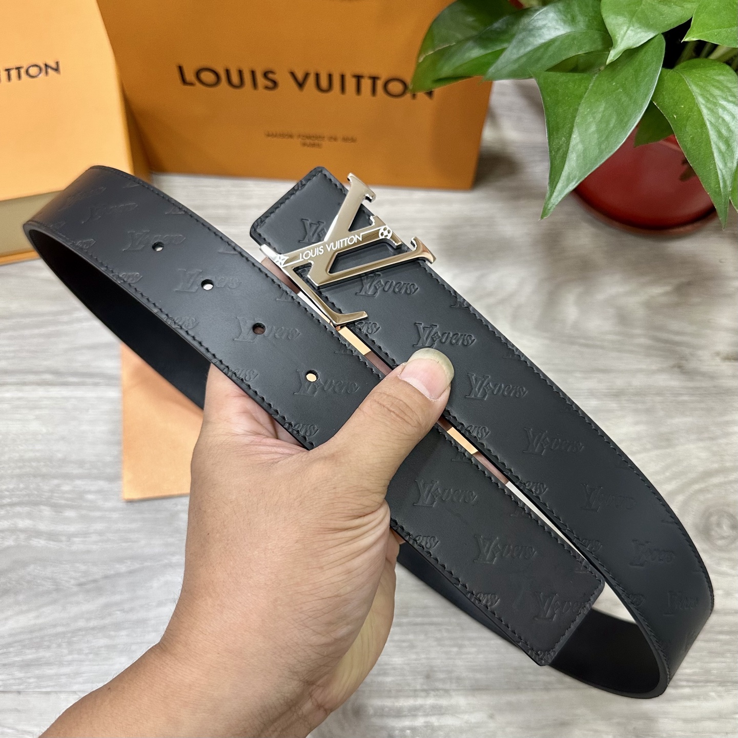 
        LV.路易威登 宽40MM双面原版小牛皮 搭配单钌钯电镀扣 完美的手感.油边 出众的设